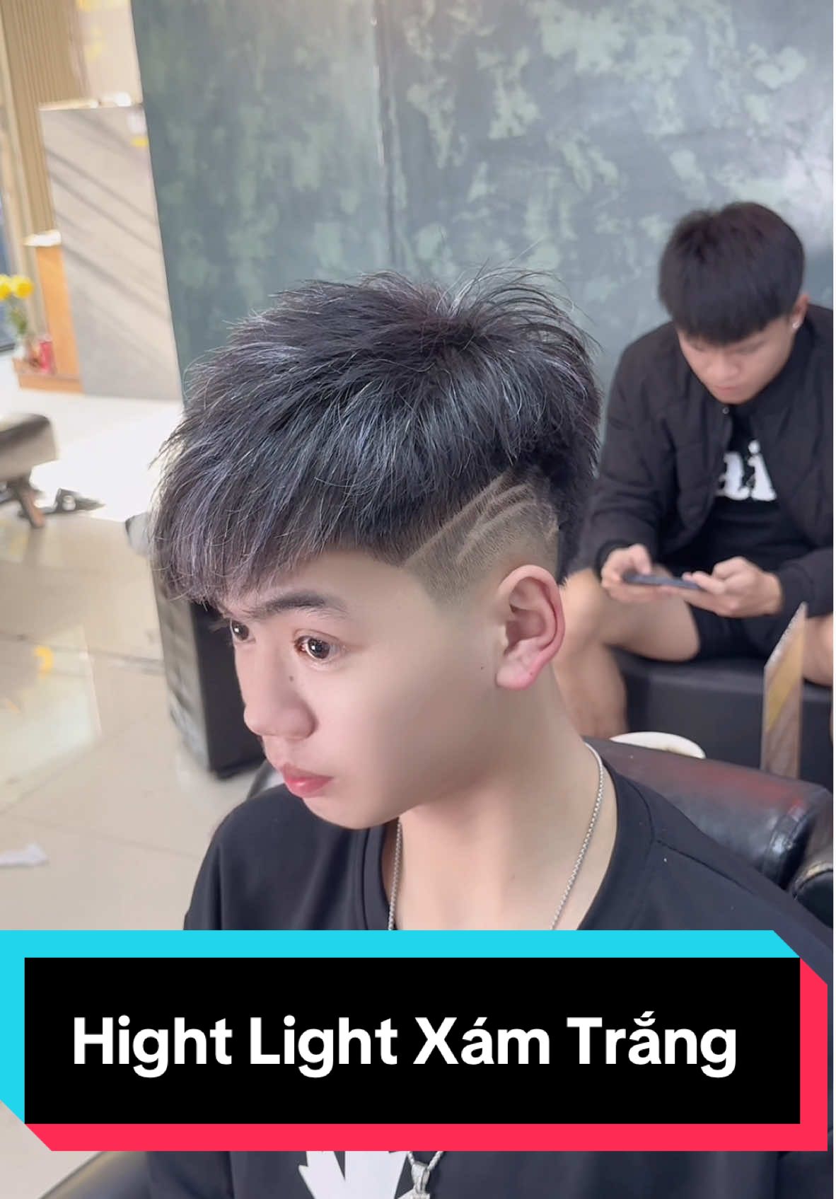 Trả lời @ʜᴏᴀ̀ɴɢ 💨 màu tóc hight light xám trắng kẻ vạch đón tết 2025 📸 #sangtaobarbershop #vtmgr #LearnOnTikTok #BeautyTok 