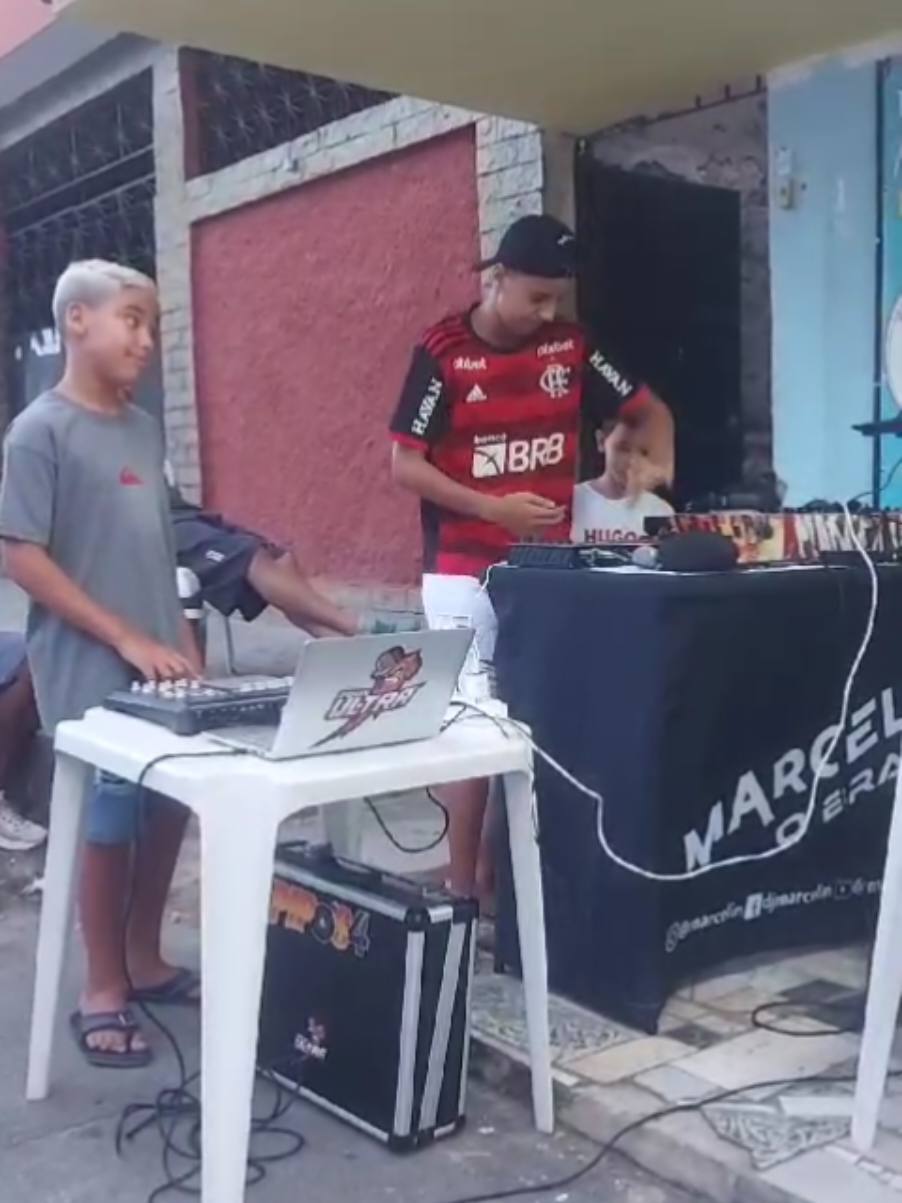 Mais um pouquinho da nossa Brincadeira!! @djvitorgtr @marcelin  e Pietro 😝😝😝😝😝😝😝😝🥰🥰🥰🥰 #djvitorgtr  #dj #funkbrasil #funkdaantiga #funkraiz #mpc #aovivo 