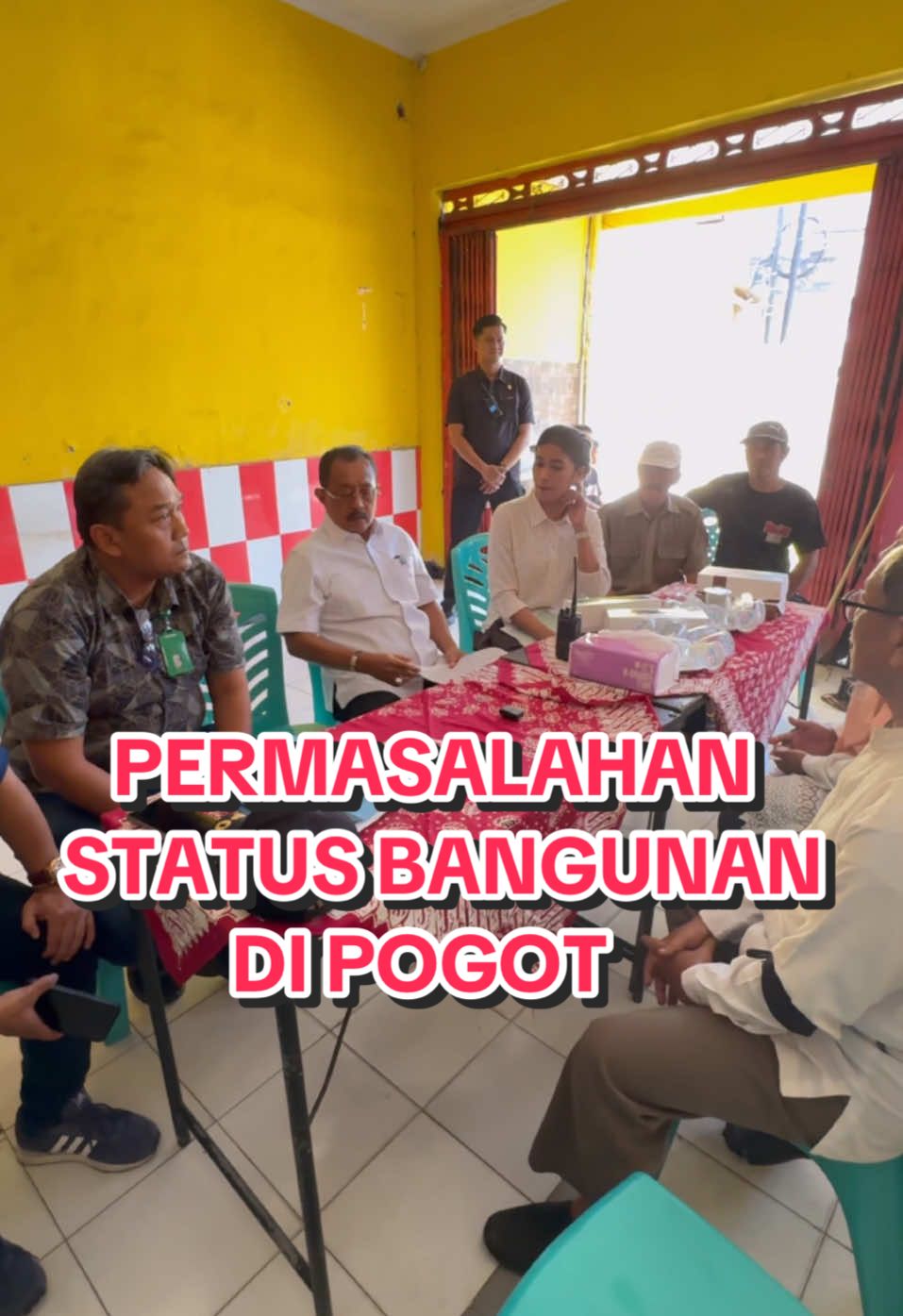 Menanggapi laporan warga Pogot terkait permasalahan keinginan mereka untuk mengetahui status bangunan yang menjadi sengketa. Pihak Kelurahan dilaporkan tidak mau membuka yang berujung Saya datangi. Status bangunan sekarang sudah clear. Pihak Kelurahan sudah menjelaskan bahwa bangunan tersebut sudah berpindah kepemilikan. Selengkapnya tonton di youtube: Armuji #cakji #cakj1 #surabaya