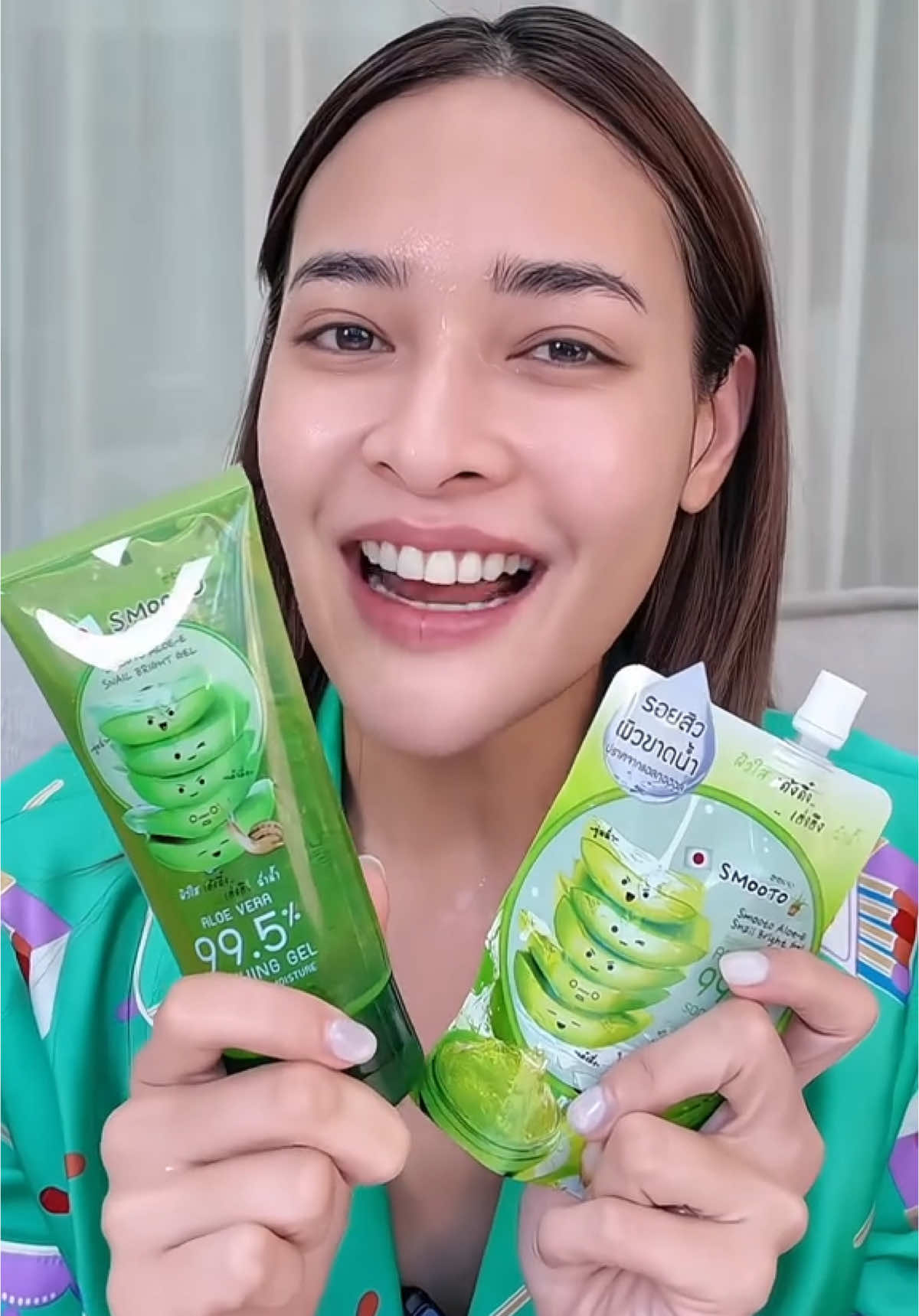 ดีบอกต่อ กับ #เจลอโลสมูทโตะ  💚สกินแคร์ ใช้ดี ฟื้นคืนผิวใส อิ่มน้ำ   ใช้ดีบอกต่อ กับ💚 ปุ๊กลุก ฝนทิพย์  รีบไปตำน้า 🤩 . No.1 #เจลว่านหางจระเข้ 💚💦 #ขายดีมากกว่า60ล้านชิ้น ! สกินแคร์ ราคาเบา ๆ ที่ดารานักแสดง  . #เจลอโลในตำนาน #เจลอโลสมูทโตะ ฟื้นคืนหน้าใส รอยสิวจางไว ด้วย🍃 𝗔𝗹𝗼𝗲 𝗩𝗲𝗿𝗮 เข้มข้น 𝟵𝟵.𝟱% ปราศจากแอลกอฮอล์ 💚Dermatologically Tested สูตรอ่อนโยน ผ่านการทดสอบระคายเคืองโดยแพทย์ผิวหนัง . อุดมไปด้วยสารบำรุงหลัก: 💧 Aloe Vera 99.5%: สมานแผล ลดการระคายเคืองของผิว และยังช่วยเพิ่มความชุ่มชื้นให้กับผิวได้ดีอีกด้วย 💧 Vitamin E: ช่วยลดเลือนรอยดำ รอยแดงให้จางลง และยังช่วยให้รอยแผลเป็นนุ่ม เนียนเรียบยิ่งขึ้น 💧 Snail Secretion: ยกกระชับผิว กระชับรูขุมขน และยังช่วยลดการเกิดสิว ลดการอุดตันของผิว 💧 Hyaluron: เพิ่มความชุ่มชื้นให้กับผิว เติมน้ำให้กับผิว ปรับให้ผิวนุ่มขึ้น ไม่แห้งกร้าน #smooto #ครีมซองใช้ดีต้องสมูทโตะ #ใช้ดีบอกต่อ #เจลอโลสม#เจลอโลสมูทโตะผิวใส #ลดรอยสิวผิวขาดน้ำ #เจลอโลเจ้าแรก #เจลอโลของแท้ #เจลอโลในตำนาน #เจลว่านหางจระเข้