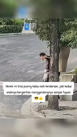 Nenek ini bisa pusing kalau naik kendaraan, jadi kedua anaknya bergantian menggendongnya sampai tujuan 😎👍 #ibu #anak #berbakti #ronanwu 