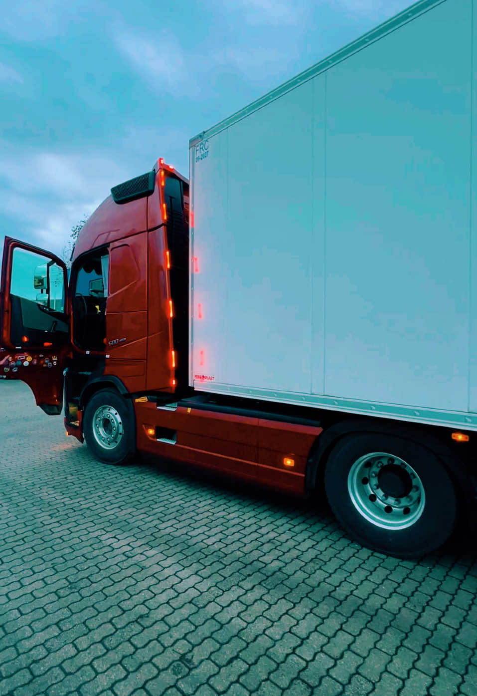 #fyp  #backtowork  #trucking #deutschland  #nurenberg🇩🇪 #volvo #globertrotterxl  #schmitzcargobull  #redlightdistrict🚨🚨🚨  #hollandstyle🇳🇱🚨  @volvotrucks 