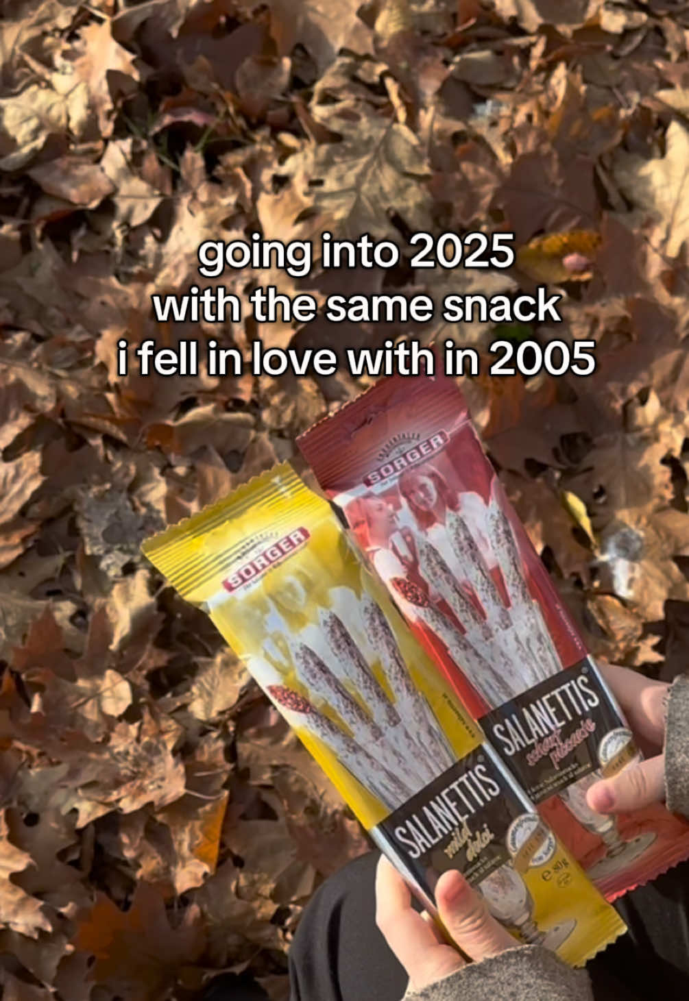 going into 2025 with the same snack i fell in love with in 2005 #sorger #salanettis #snix #snacks #salamisnack #snackidea #salami #salamistick #ausdemhausesorger #snackidee 