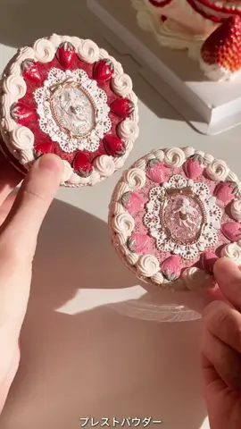 手のひらサイズのショートケーキがたまらない🍰！ 2層のデザインで、中にはミラーつき。お出かけ先のメイク直しも便利✨~ 1月18日20：00 よりflowerknows.jp&https://blili.official.ec/ にて予約販売開始予定。 ※予告なく変更する場合がありますのでご理解、ご容赦のほどお願い申し上げます。 #フラワーノーズ #新作コスメ #ストロベリーキューピッドコレクション #flowerknows #パケ買いコスメ #ゆめかわ #フェイスパウダー #プレストパウダー 