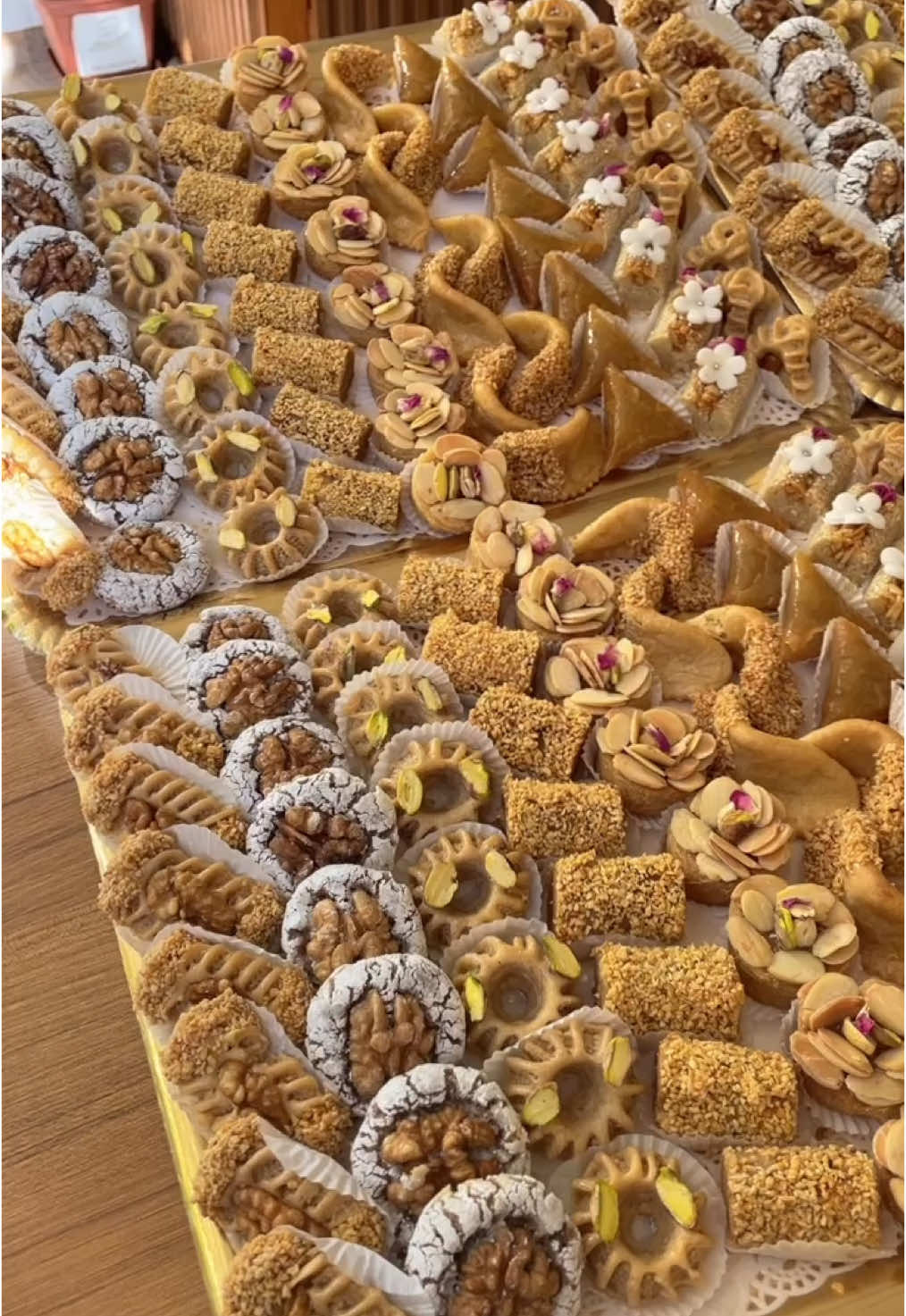 #GâteauxMarocains #PâtisserieOrientale #ArtCulinaire #DélicesMarocains #FaitMaison #Sablés #PâtisserieTraditionnelle #Gourmandise #PlaisirSucré #MoroccanSweets #CuisineMarocaine #Fêtes #TableMarocaine