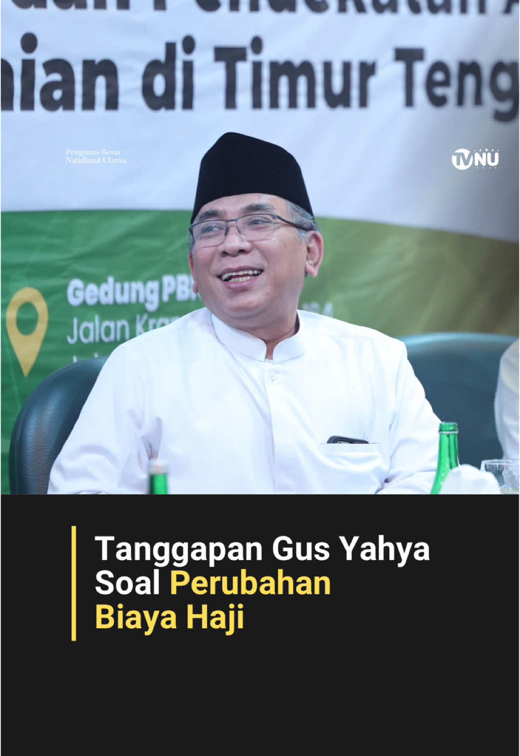 Ketua Umum PBNU KH Yahya Cholil Staquf (Gus Yahya) menanggapi usulan biaya haji yang tengah ramai diperbincangkan, terutama dalam rapat Panitia Kerja Haji DPR. Dirinya berharap agar biaya haji yang ditetapkan akan meringankan bagi jama’ah. Gus Yahya mengatakan bahwa salah satu faktor utama yang mempengaruhi biaya haji ialah nilai tukar mata uang. Karena seluruh aktifitas ibadah haji berlangsung di Arab Saudi dan menggunakan mata uang Riyal. Fluktuasi nilai tukar rupiah terhadap riyal menjadi aspek yang sangat menentukan terhadap besaran biaya haji yang harus ditanggung jama’ah. PBNU Minta Biaya Haji 2025 Ringankan Jama’ah —— Untuk mendapatkan informasi seputar NU, atau kajian kitab kuning dari kiai-kiai NU, silakan follow akun: IG: https://www.instagram.com/tvnu.id/ Youtube: https://www.youtube.com/tvnuid Facebook: https://www.facebook.com/tvnu.id Twitter: https://twitter.com/tvpbnu Tiktok: https://www.tiktok.com/@tvnu_official #NahdlatulUlama #TVNU #NU #haji #biayahaji #Gusyahya 