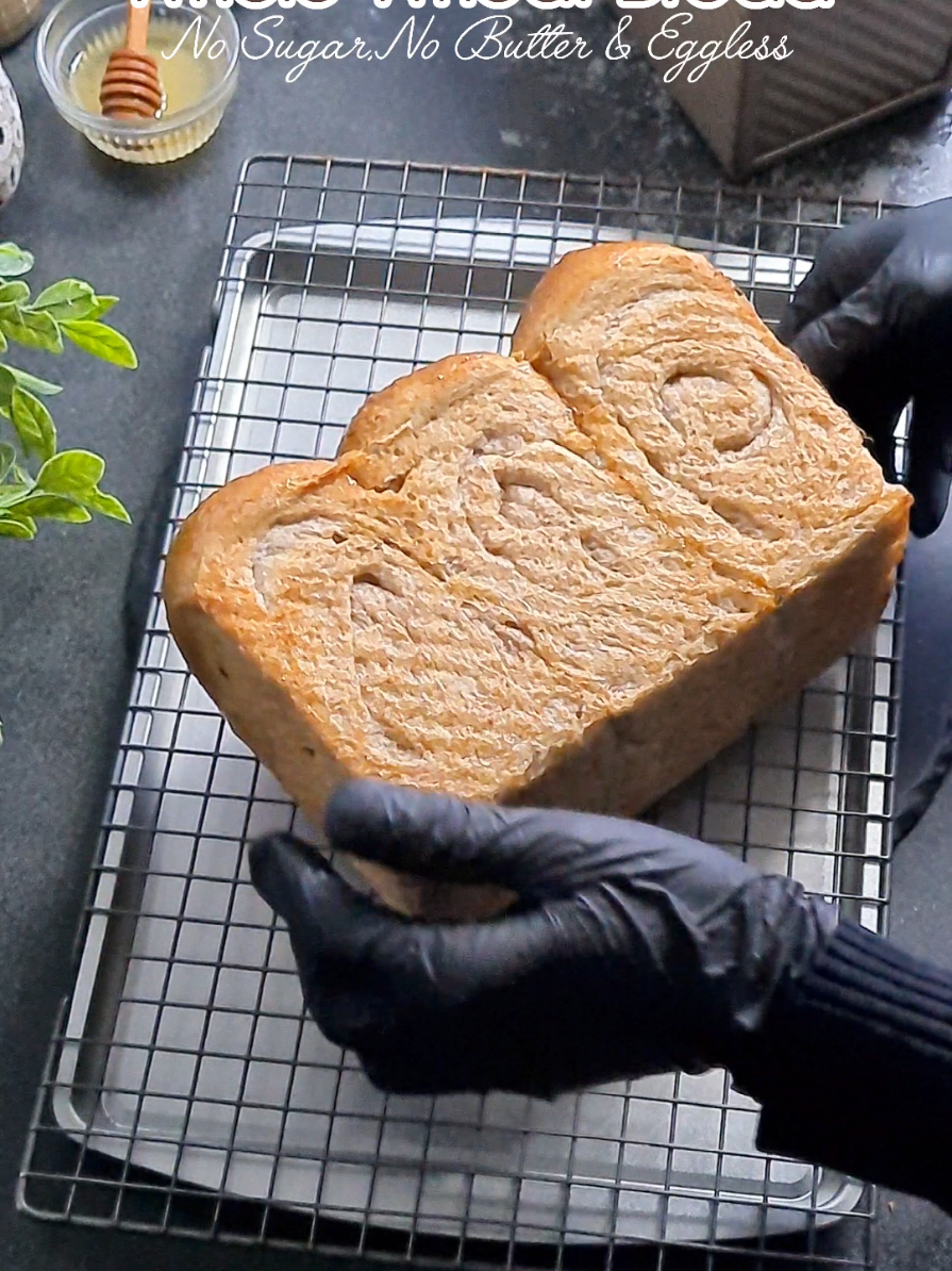 100% whole wheat flour bread, so moist eventhough it's 100% whole wheat flour bread. full description recipe is on my Instagram feed, for English version is in comment section #bread #roti #breadrecipe #reseproti #wholewheatflour #wholewheatflourbread #rotigandumutuh #rotisehat #idejualan #idejualankuliner #idebisnis 