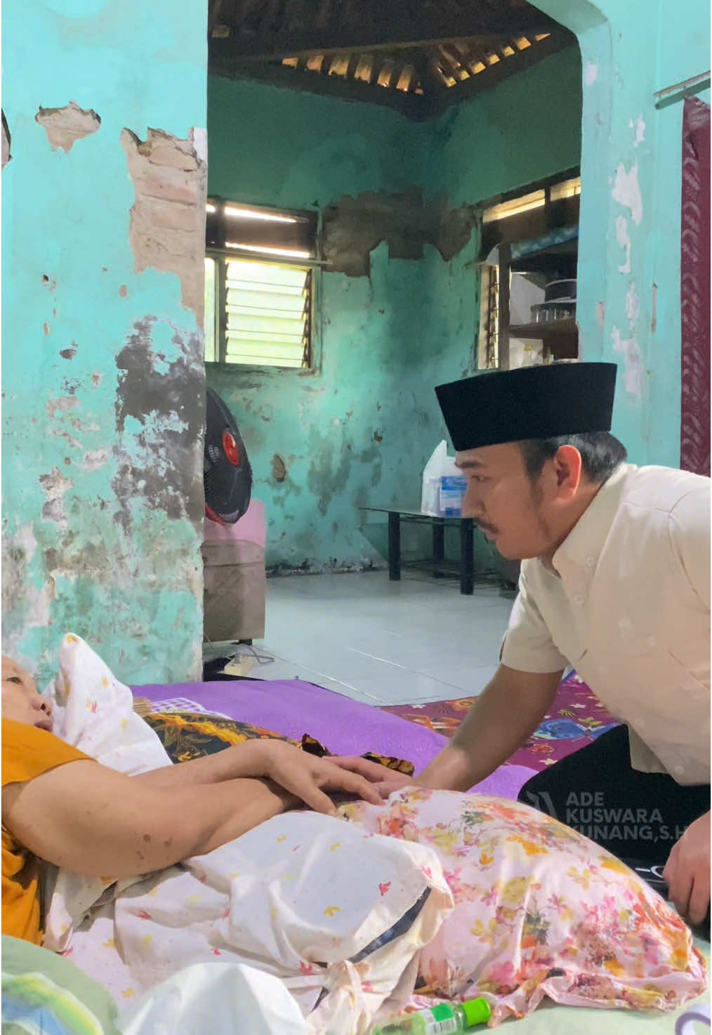 Saya turut hadir memberikan dukungan dan doa kepada salah satu warga yang sedang sakit. Kehadiran pemimpin bukan hanya soal kebijakan, tetapi juga tentang kepedulian. Semoga lekas sembuh dan kembali sehat!🙏🏻 #adekuswarakunang #bupatibekasi #BekasiBangkitMajuSejahtera 