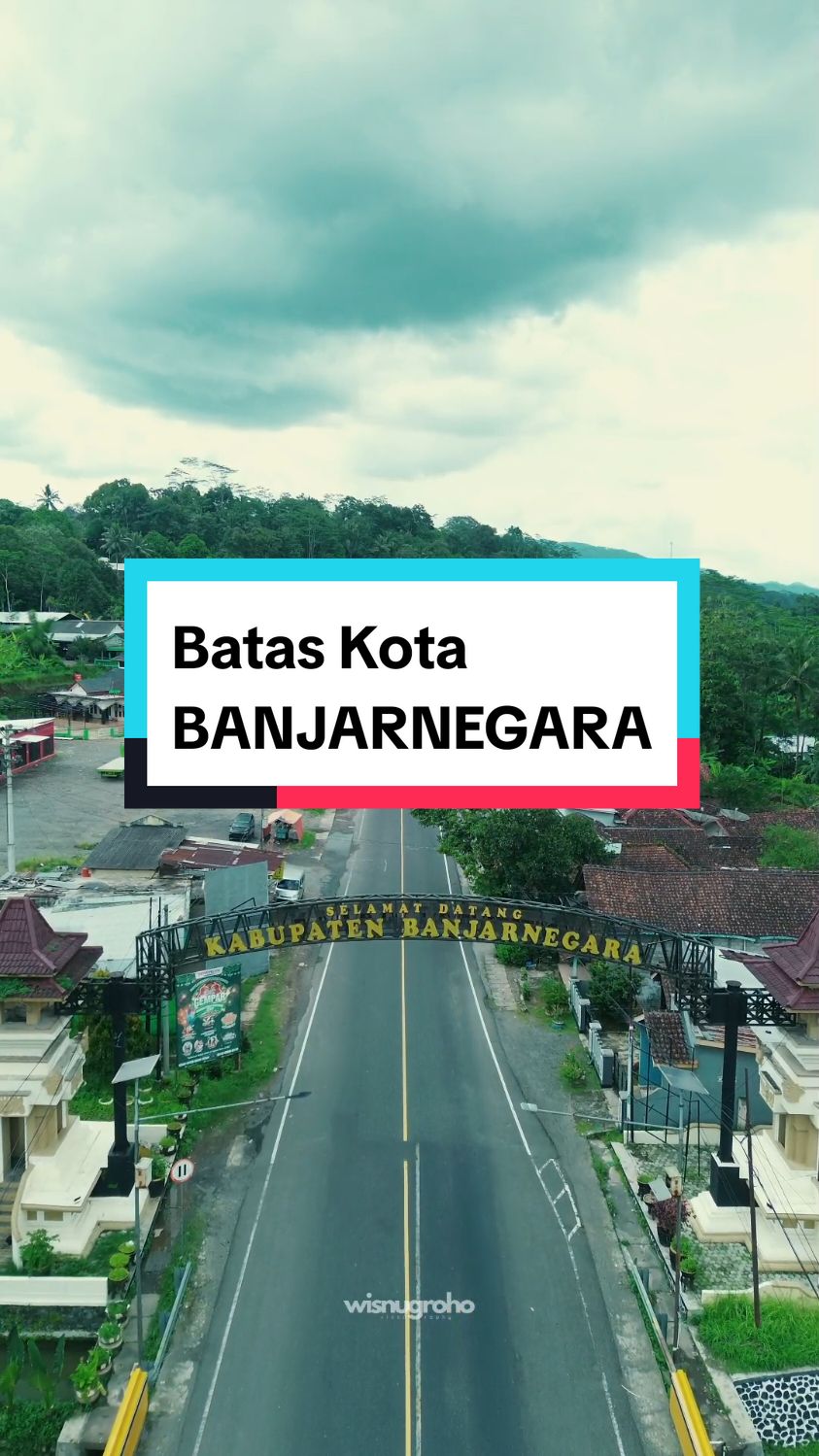 Selamat datang di Kabupaten Banjarnegara Ada kenangan disini? 📍Perbatasan Banjarnegara - Wonosobo, Desa Tunggara, Kecamatan Sigaluh, Banjarnegara #bataskota #banjarnegara #sigaluhbanjarnegara #wonosobo #dronevideo #fyp 