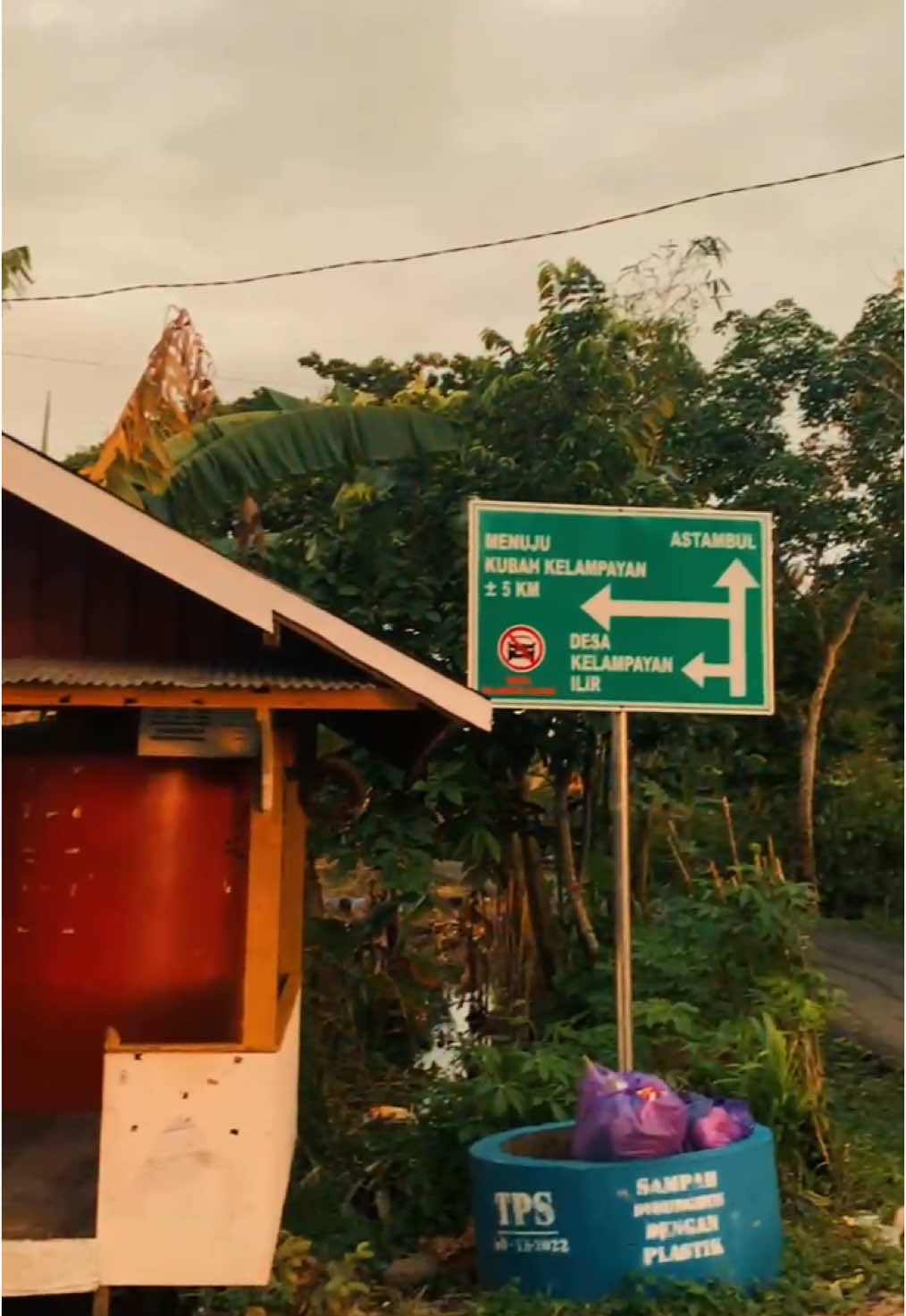 Banjir tidak menghalangi kami dalam menjalankan tugas contohnya cek lokasi Tempat Kejadian Perkara seperti yang ada dalam video ini. Selalu menyalaa abangku 🔥  #resersekriminal #penyidikreskrim #cektkp #polri 