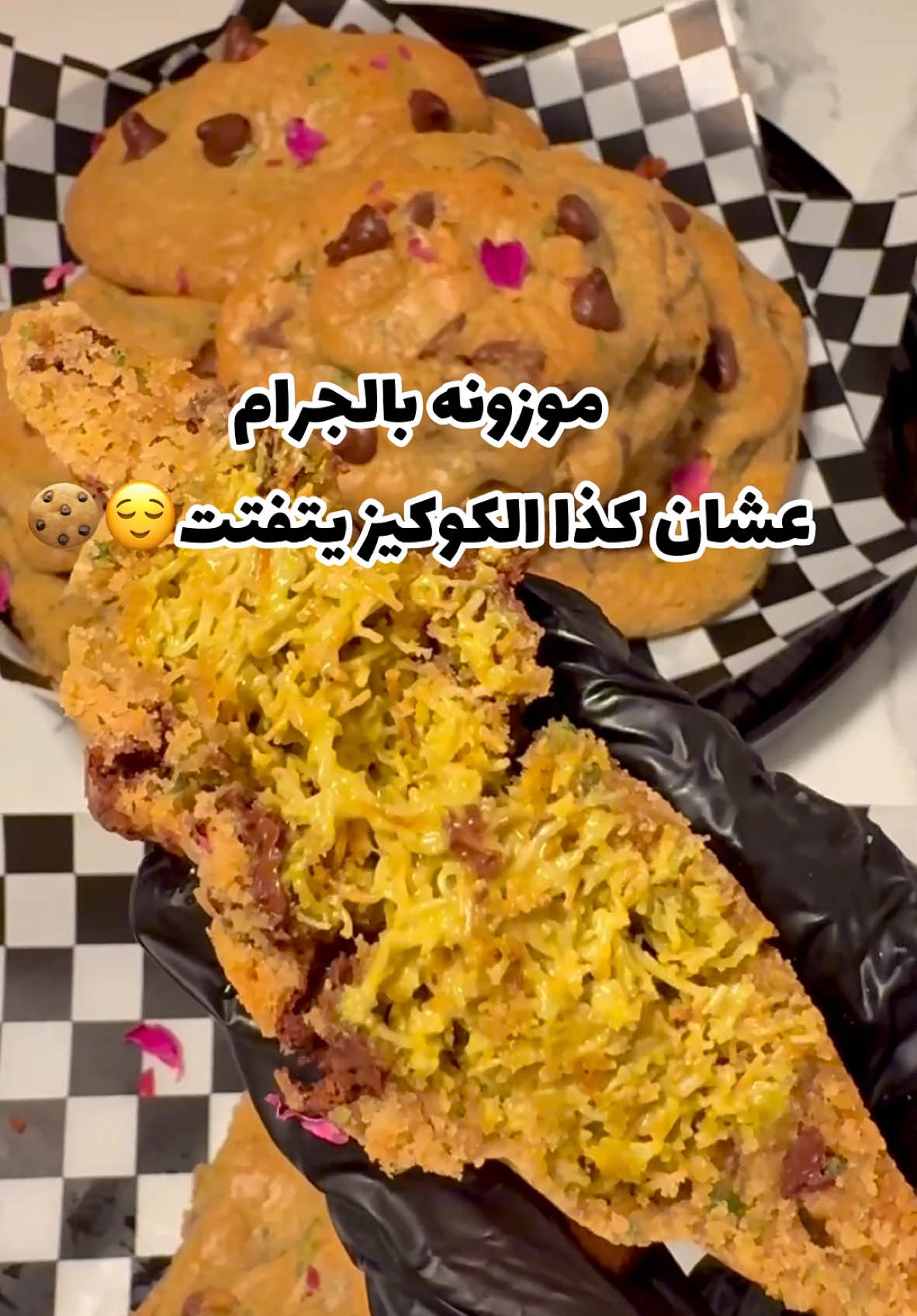 في الشتاء اكل كثير 😋😌❄️ انتو كيف الشتاء معاااكم ..🤎☺️ #TikTokAwards #tiktokcookbook #شوكولاتة_دبي #حلا_الهبة #كوكيز #LearnOnTikTok 