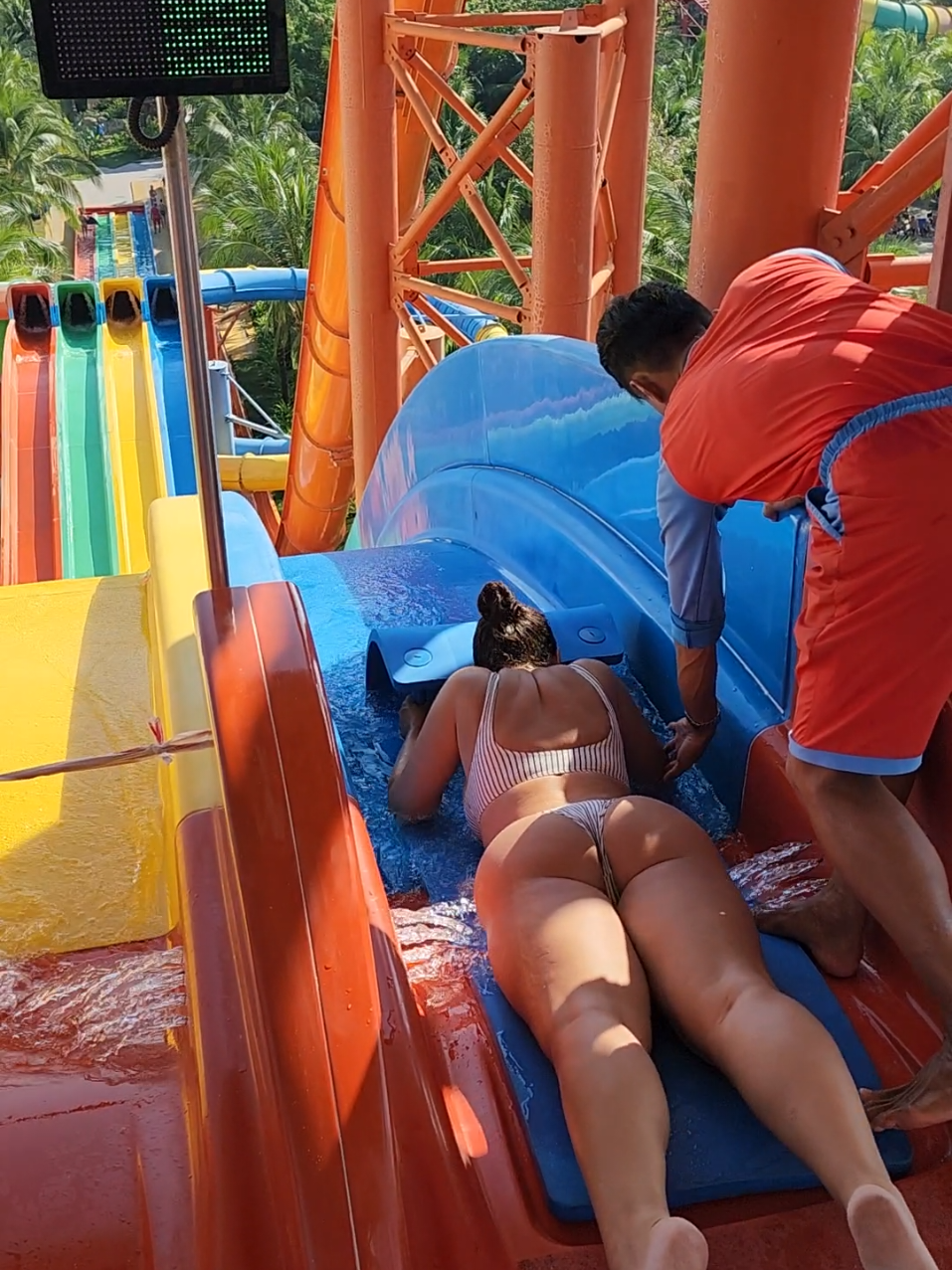 Trò gì mà ảo ma vậy ?  #VinWondersPhuQuoc #Vcreator #SafariPhuQuoc #GrandWorldPhuQuoc #WakeupFestival #VinWondersPhuQuoc #vinwondersphuquoc #congviennuoc #camgiacmanh #waterpark #trochoicamgiacmanh #truotnuoc 