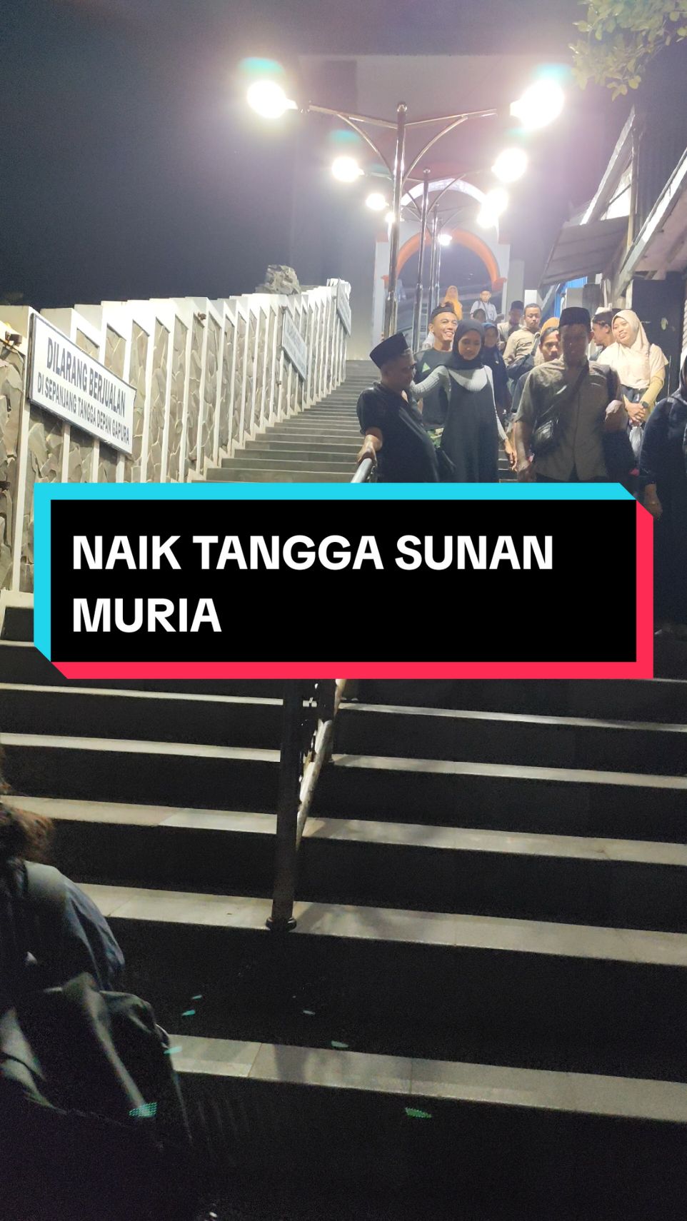 naik tangga pertama menuju makam sunan Muria. #muria #sunanmuria #kudus #jawatengah #ziarah #jalanjalan 