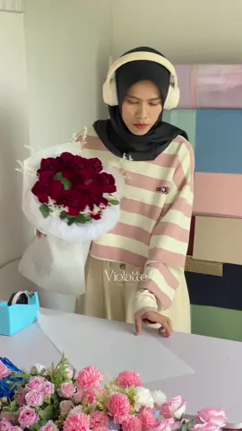 Sesuai request customer 🫶🏻. Wrapping round bouquet premium 💕✨, Mawar beldu premium mix caspea premium ✨ #buketbireuen #bouquetbireuen #buketaceh #boqueutaceh #floristindonesia #violatte #buketviolatte #fyp #masukberanda #bouquetpremium 