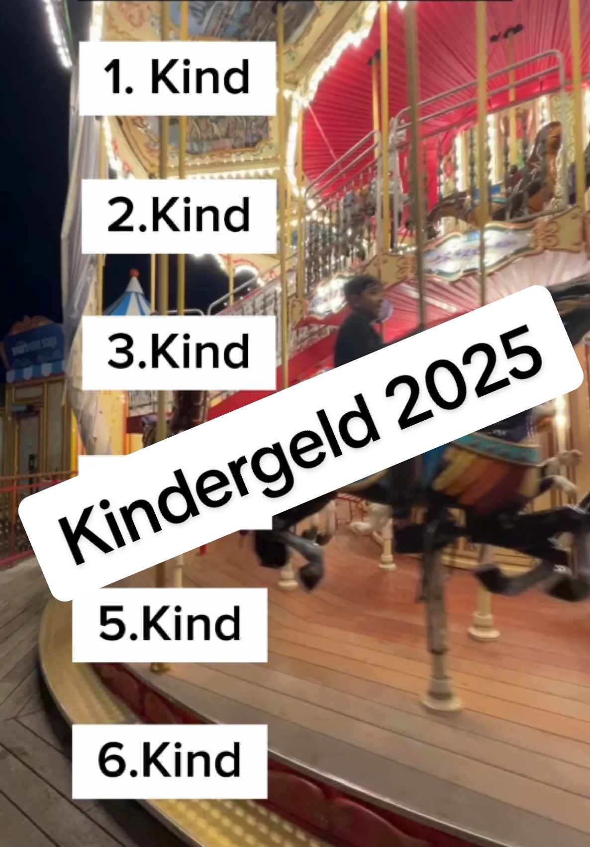 Kindergeld 2025 Ab 2025 bekommst Du 255 Euro Kindergeld für jedes Kind Kindergeld bekommt grundsätzlich jeder, der mit seinem Kind in Deutschland wohnt. Auch ausländische Staatsangehörige können einen Anspruch haben, wenn sie besondere Voraussetzungen erfüllen. Neu: Ab 2025 steigt das Kindergeld auf 255 Euro je Kind. Das sind fünf Euro mehr im Monat im Vergleich zum Vorjahr. Wird Dein Kind 18 Jahre alt, musst Du nachweisen, dass es noch in der Schule, in der Ausbildung oder im Studium ist. Dann bekommst Du weiter Geld – längstens bis zum 25. Geburtstag.  #kindergeld #2025 