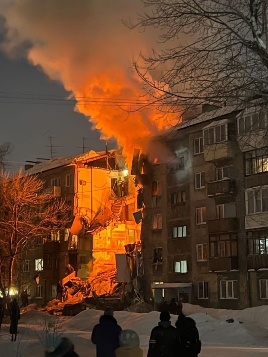 взорвали салют в доме