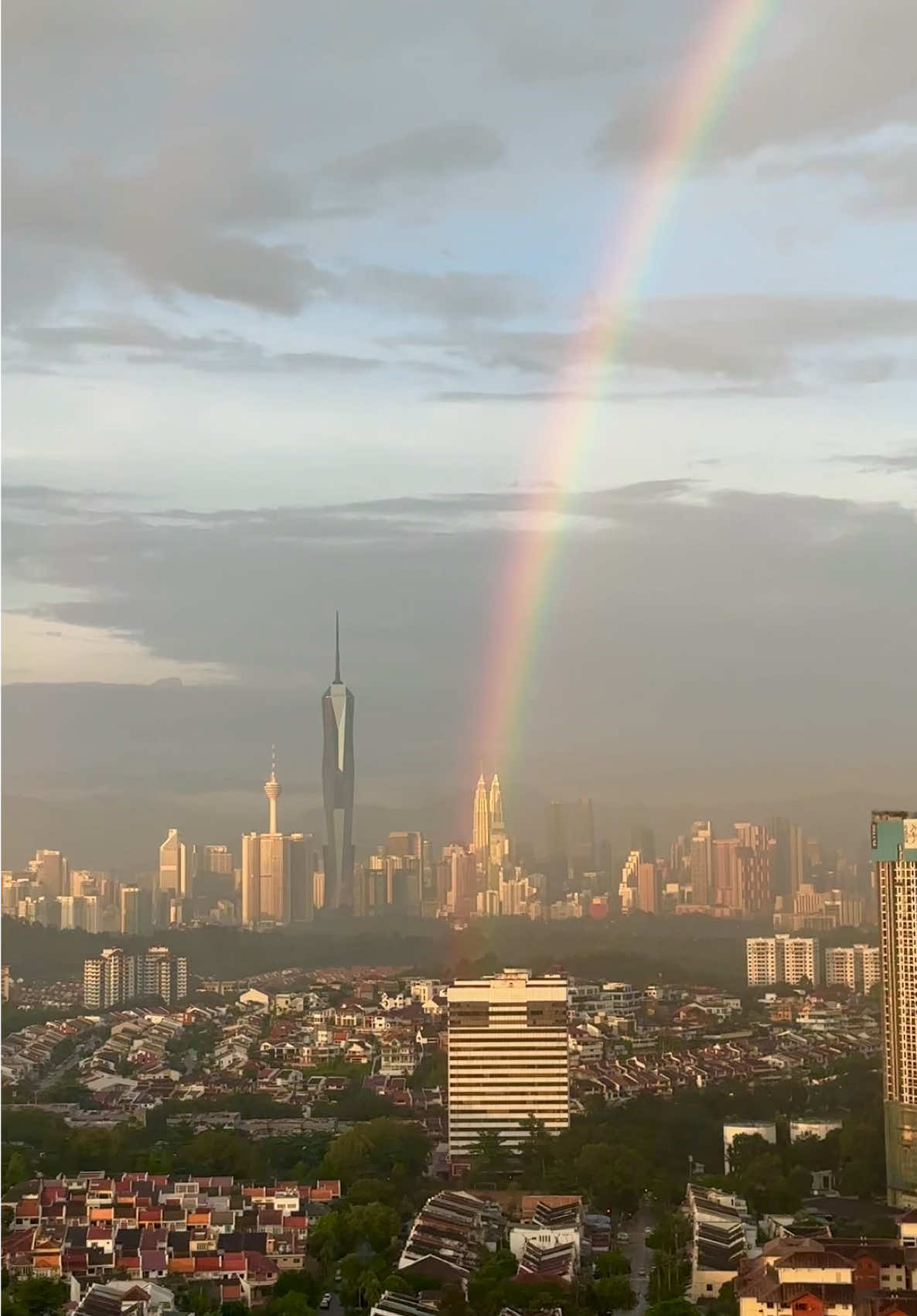 Pernah tengok a perfect rainbow? On point pulak tu atas klcc 🥹 #klcc #rainbowdash 