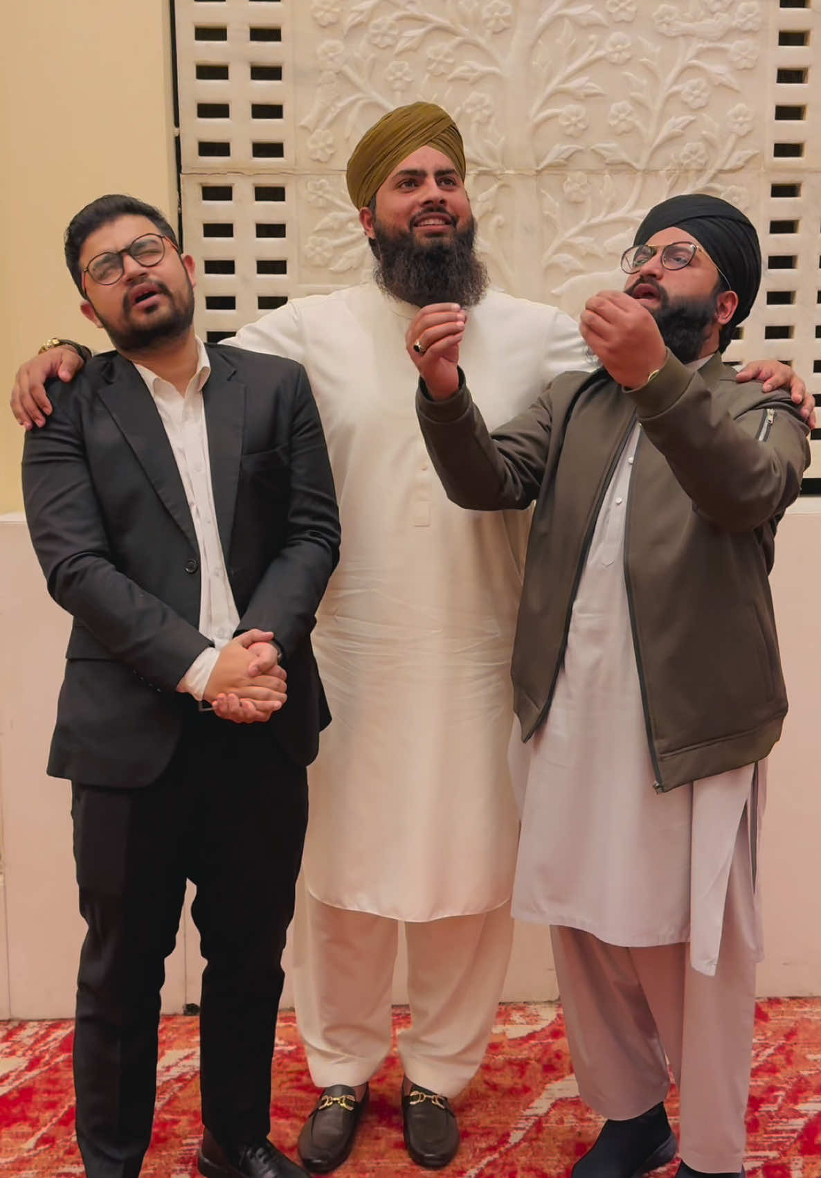 Sab Bhool Jao Gy 🤎🤎 #usmanislam #foryoupage #viralvideo #dontunderreviewmyvideotiktok #hafiztalha #capcut #naat #naatstatus #foryou #viraltiktok 