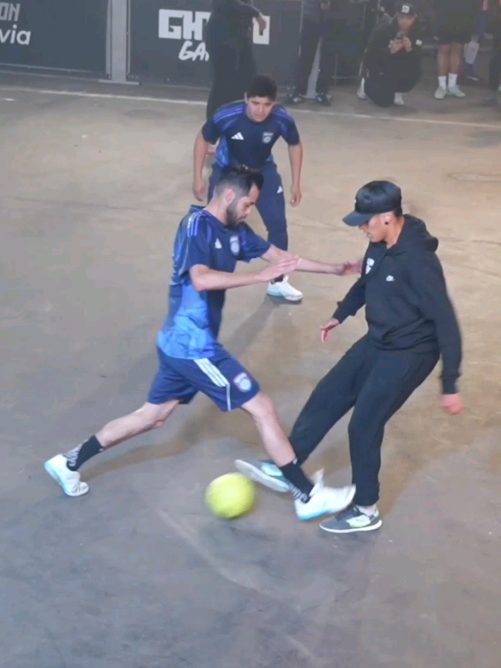 The Greatest Showman 🕺🏽🔥 #ISFA w/ @Gui Marcondes Ⓜ️ @PULINHO STREET 🇧🇷 @Ghetto Football @ISFA  📺 Watch Brazil 🇧🇷 vs USA 🇺🇸 now on the ISFA YouTube 🔗 #ISFAWorldCup24 #streetfootball 