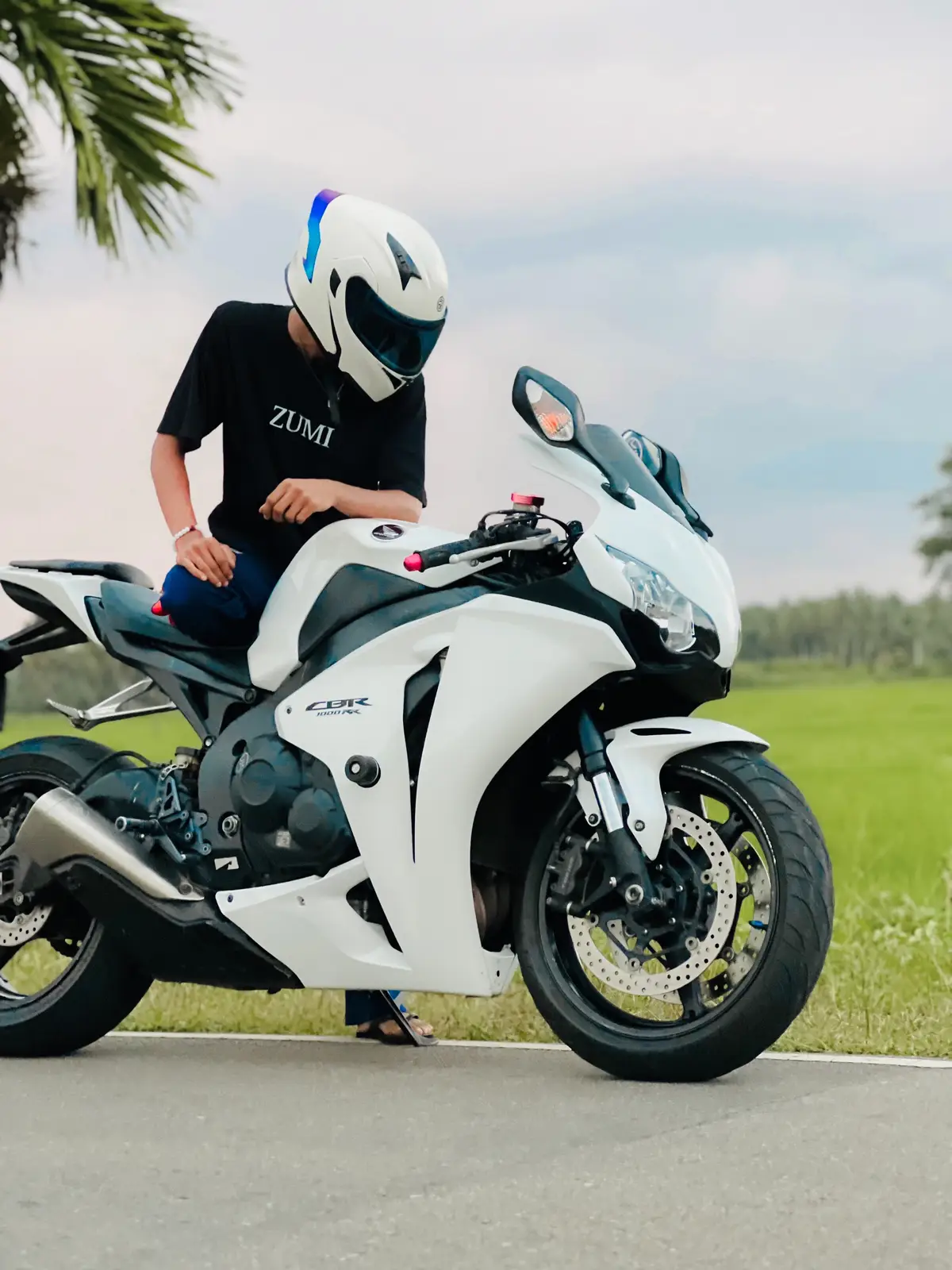 hi 2025 🌝 #2million #zumi #viral #cbr1000rr #foryou #fyp #Whitecbr1000 #srilanka 