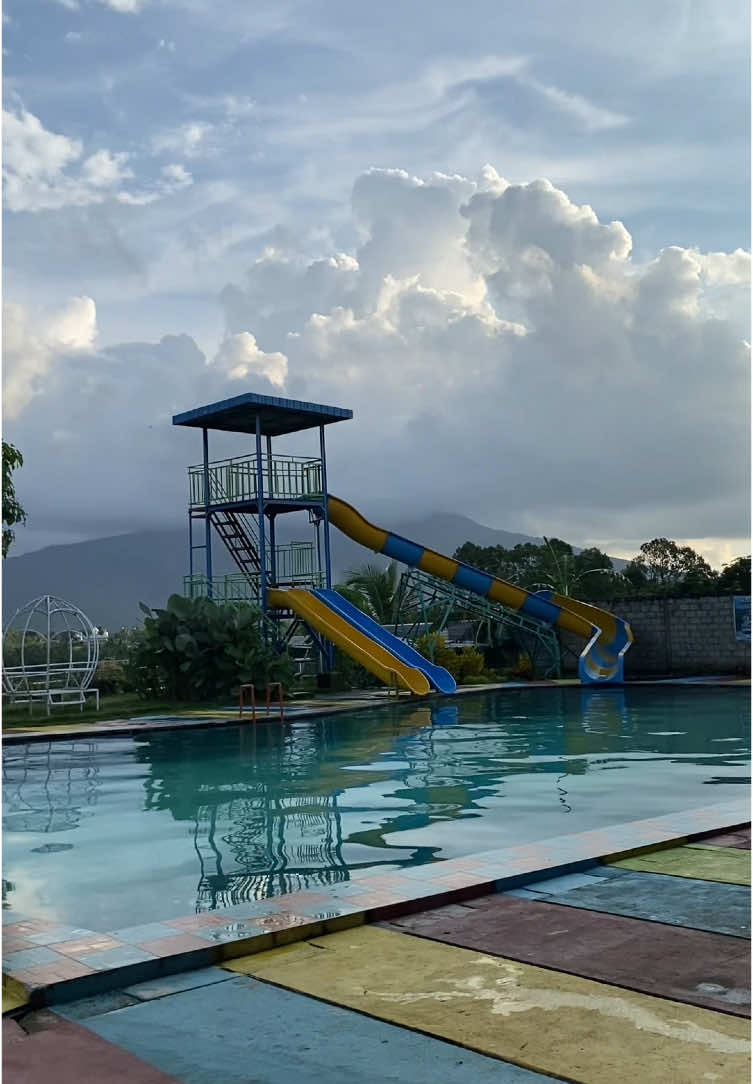 Hai hai yang mau ke kolam renang daerah Pelaihari bisa coba ke Waterhill Tanjung Bajuin, disini kolam renangnya di bedakan jadi 3  1 kolam untuk anak anak, kolam tinggi 150cm dan kolam tinggi 100cm  Banyak wahana perosotannya  Tempat ganti bajunya nyaman pokoknya ok bgt  Tempat ini tutup sekitar jam 5 sore ya  #kolamrenang #pelaihari #kalimantan #kalimantanselatan #liburan 