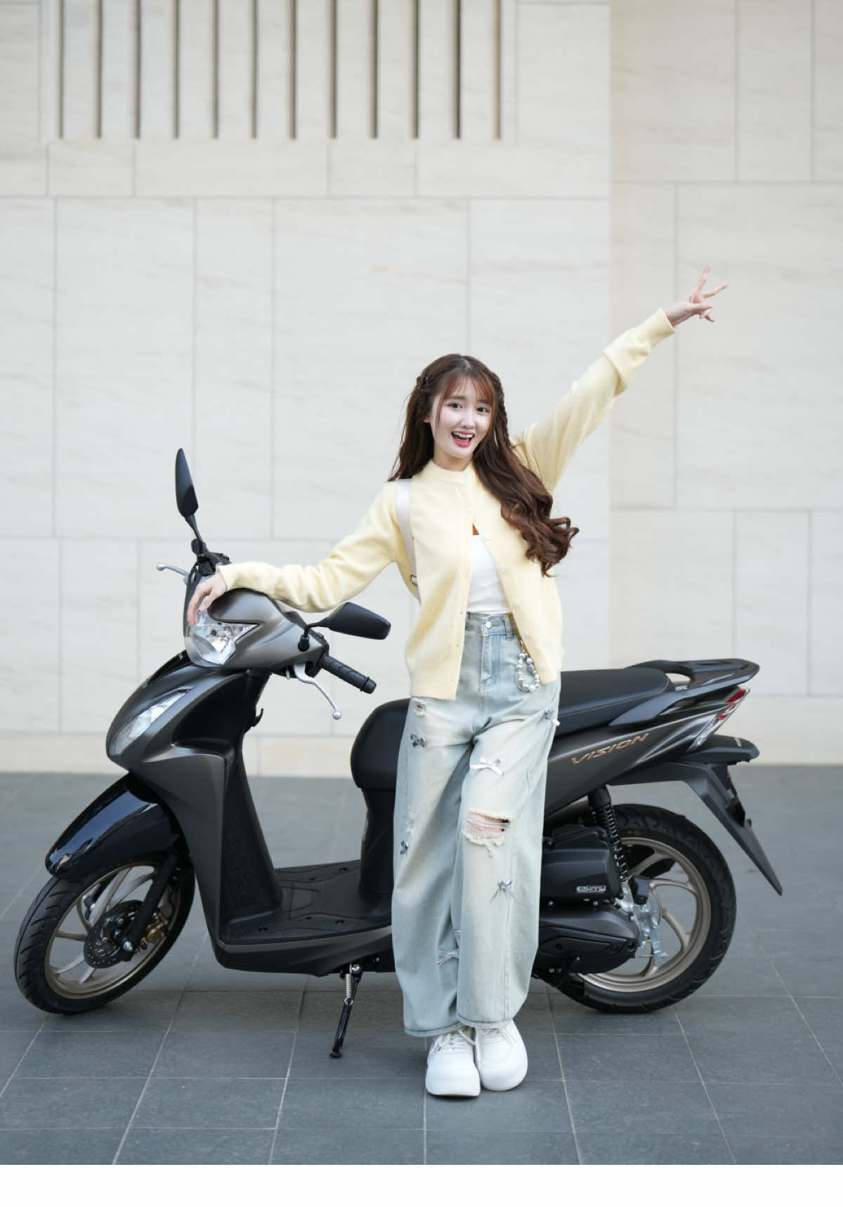Cùng Huyền vi vu mọi nẻo đường với em xe Honda Vision 2025 nha☀️ #HondaVietNam #HondaVision2025 #RucRoNhungDauTien #3brothersmedia 