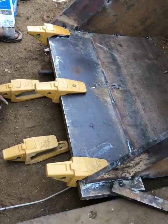 how to excavator new bucket teeth weld to cover fitting #shorts #welding #fyp #fouryou #uktiktok 