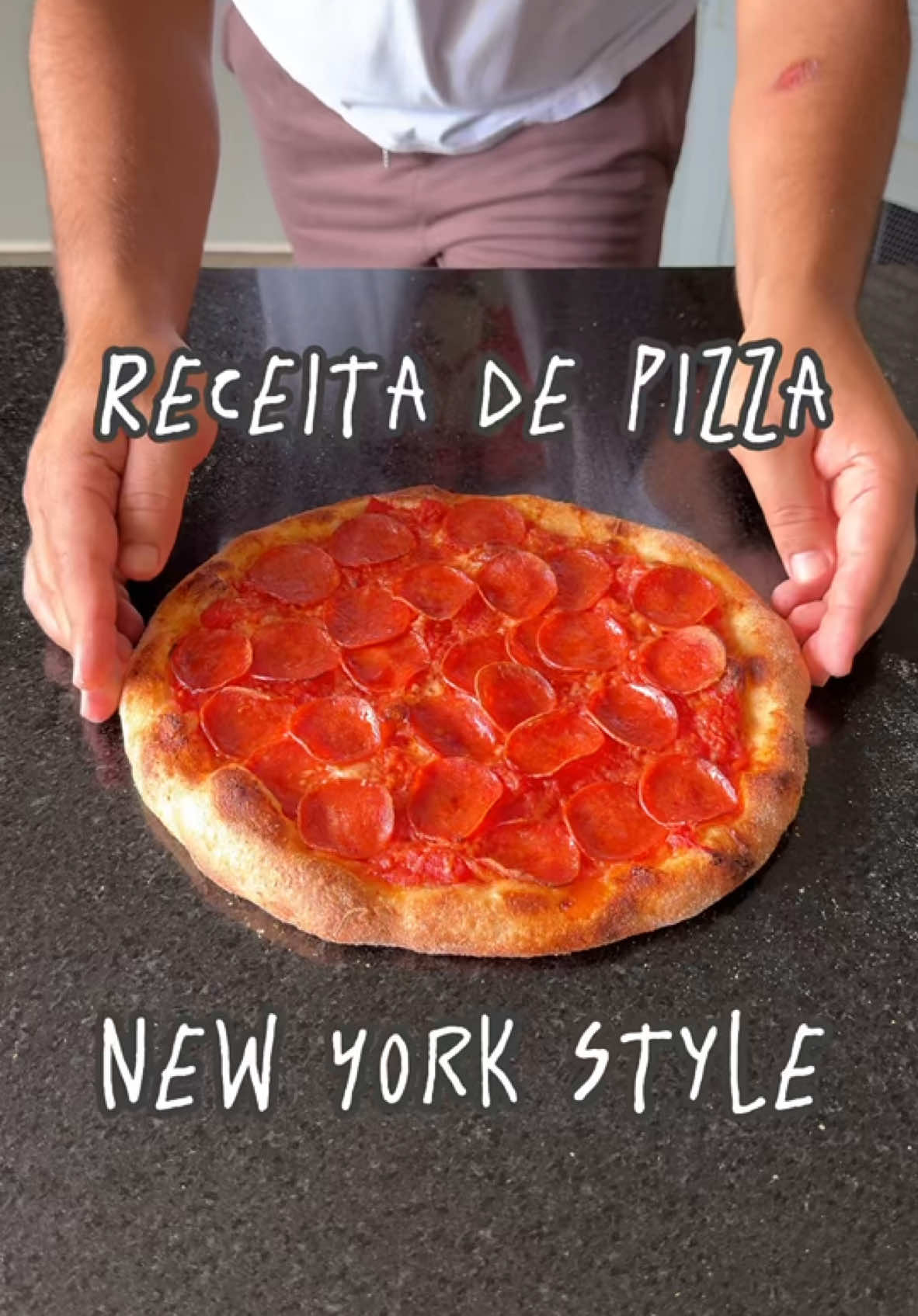 Sua cozinha é uma pizzaria de Nova York com essa receita agora! 🍕✨  Com apenas alguns ingredientes e um toque de criatividade, você descobrirá como preparar uma pizza incrível, cheia de sabor e diversão, direto do seu forno caseiro. 🏠🔥 Desde movimentos ousados ao amassar a massa até momentos de relaxamento enquanto ela descansa, esta receita é uma experiência tanto culinária quanto divertida. Não perca a chance de impressionar a todos com sua própria pizza New York Style feita em casa! 🎉😋 Receita (para aproximadamente 11 pizzas de 30cm (280g): - 2kg de farinha Orgânica 🌾 - 50g de sal (2,5%) 🧂 - 2g de fermento seco instantâneo (0.10%) 🍞 - 1,25kg de água com gelo (62%)❄️💧 - 40g de azeite de oliva (2%) 🫒 - Açúcar (opcional): 15g a 40g (0,75% a 2%) 🍬 Nota: Use 40g para forno caseiro e 15g para forno profissional. Dicas Importantes: Equipamento:  Recomendo o uso de uma balança de precisão para medir os ingredientes com exatidão. ⚖️ Isso ajuda a garantir que a receita saia perfeita todas as vezes, mesmo quando você está se divertindo! 🎉 Mistura Manual ou com Batedeira: Se misturar à mão, use água filtrada com gelo. 🥶💦 Se usar uma batedeira, o gelo triturado ajuda a manter a água bem fria. Tento manter a temperatura da massa abaixo de 24°C durante todo o processo, pois o atrito das batedeiras elétricas pode gerar bastante calor. 🌡️ Açúcar na Massa: Adiciono açúcar à massa para um dourado bonito. 🟤 Muitas vezes é desaprovado, mas acho que realmente ajuda em fornos caseiros. Recomendo 2% de açúcar (40g) no forno doméstico e 0,75% (15g) no forno externo. 🍯 Massa Pegajosa: Se ao misturar, a massa estiver muito pegajosa, deixe-a descansar, coberta, por 15-30 minutos. ⏱️ Aproveite esse tempo para relaxar e recarregar as energias! 🌟 Dobras na Massa: Faça 2-4 séries de dobras, com intervalos de 30 minutos entre cada série, se estiver misturando à mão. 👐 Se usar uma batedeira, talvez precise de apenas uma série de dobras. E não se esqueça de dar aqueles 