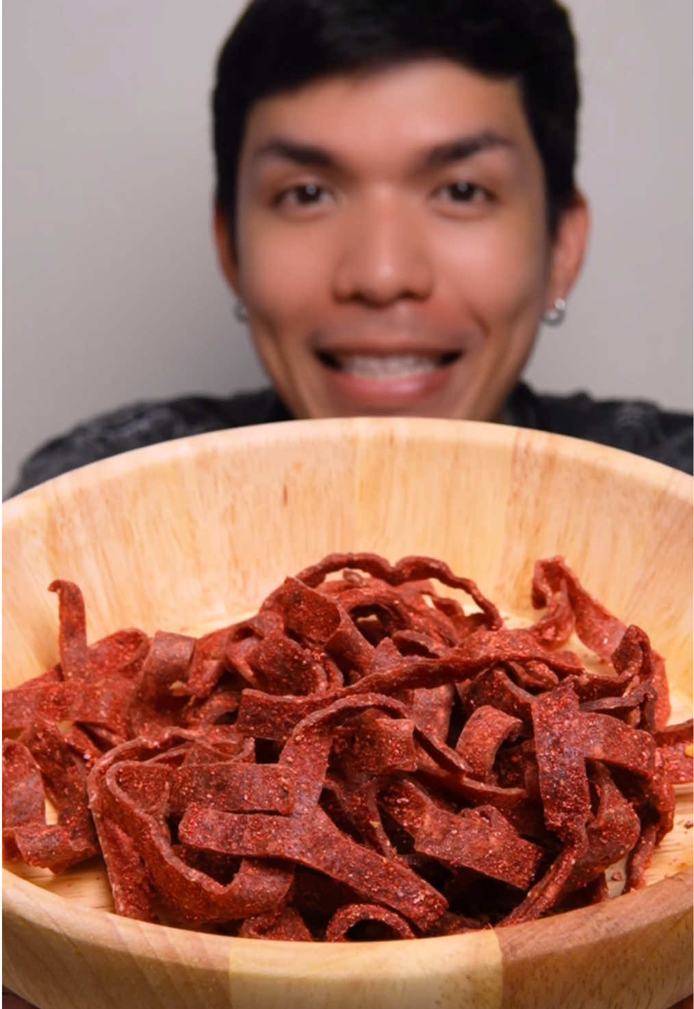 สตอเบอรี่เส้นคลุก กินละแบบตื่นเลย จี๊ดจ๊าดจริ๊ง #สตอเบอรี่เส้นคลุก #สตอเบอรี่อบแห้ง #อร่อยบอกต่อ #tiktokพากิน #กินกับtiktok 