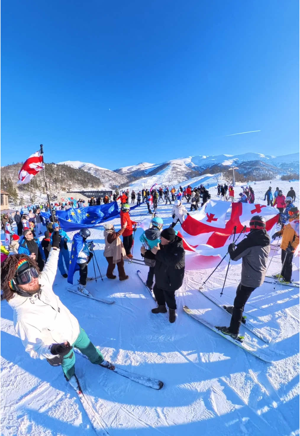 Protest everywhere you go!🇬🇪 -სად მივსრიალებთ? -ევროპაში! 🇪🇺 #protestgeorgia #georgia🇬🇪 #EU #skiing #bakuriani 