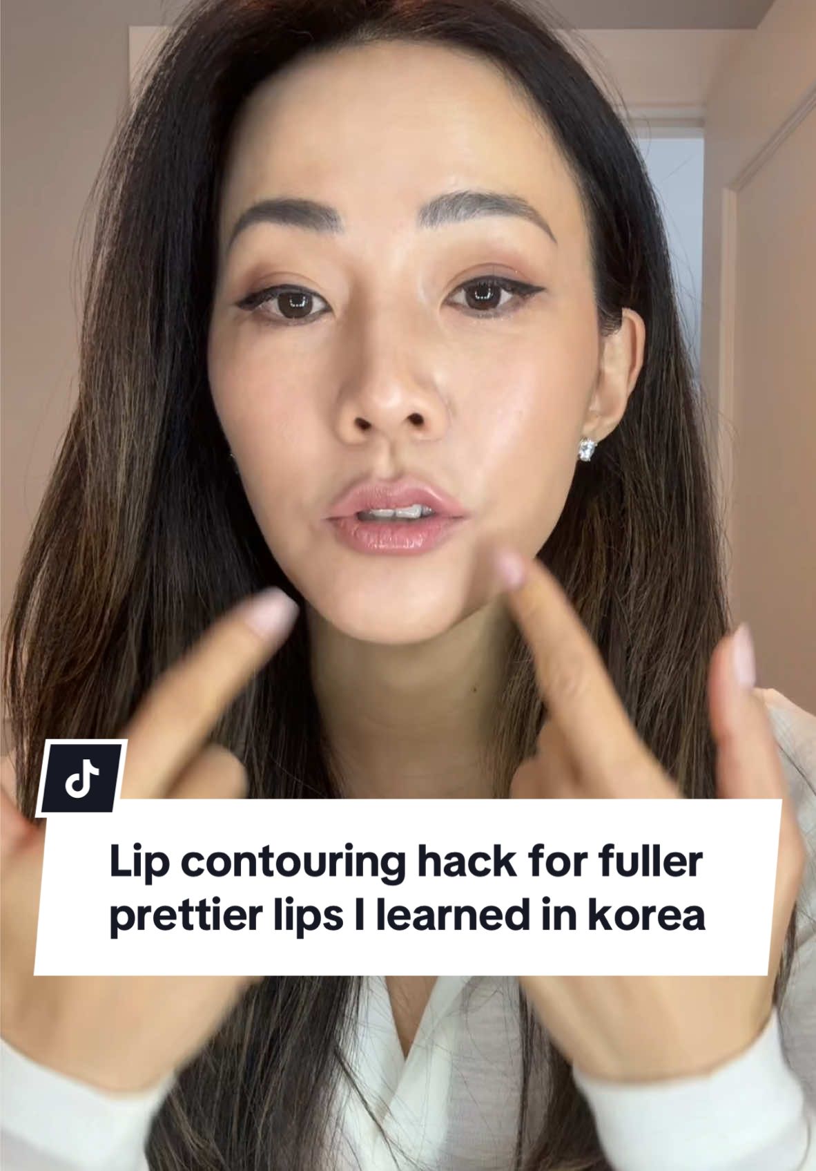 Lip contouring hack I learned in Korea that I’m obsessed with! @AMUSE lip smudgers #lipcontour #liphack #kbeauty #koreanmakeup 