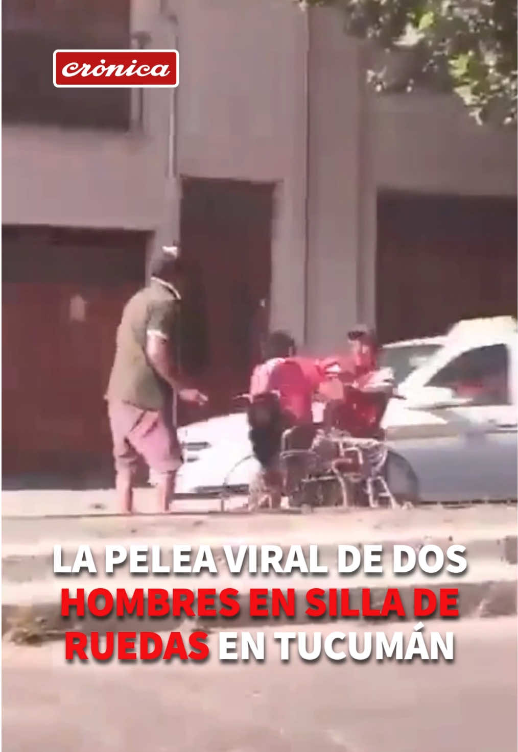 ♿️A LAS PIÑAS, CON CUSTODIO 😳Un video viral en redes mostró como dos hombres en Tucumán protagonizaron una tremenda pelea en plena calle. 🥊Con ambos en sillas de ruedas, lo insólito del momento es cómo el sujeto que pudo haberlos separado no lo hizo, sino que sonreía a la cámara del celular que filmaba.  #Virales #Tiktok #RedesSociales #Pelea #Trompadas #SilladeRuedas 