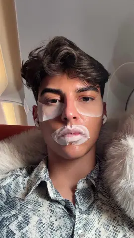 Do you ever done skin care in airplane?  #airplan #skincare #hollyday #skincaretips 