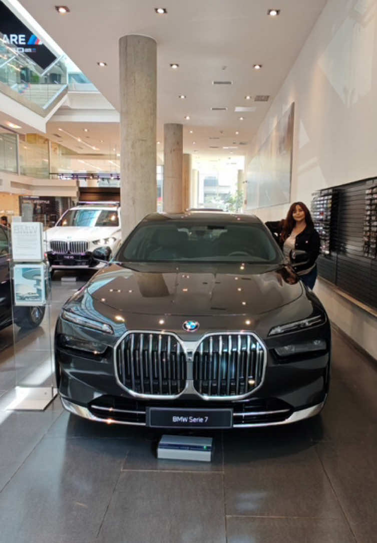 🔥BMW 740i🔥 ¿Conoces este sedán de lujo? El ejemplar de la serie 7 de BMW está equipado con un motor a gasolina de 6 cilindros BMW TwinPower Turbo que genera 381 hp y 520 Nm de torque. En este reels te develaremos lo más destacado del interior y exterior del 740 i de BMW. Si este modelo llamó tu atención, su precio en lista es de $161.500.000 ¿Te gustó la pantalla de entretenimiento de 31,3 pulgadas para las plazas traseras? #bmwserie #serie7 #bmwchile #bmw #sedán #chileautos #autosnuevos #bmw740i @BMW Chile @bmw 