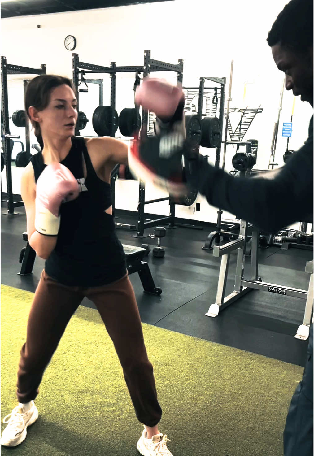 Just some light combos.💪🏻🥊  @PAC Lifestyle Fitness  #fyp #boxing #boxingtraining🥊 #selfdefense #stayfit 