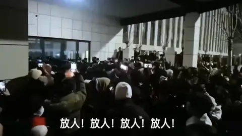 2025.01.05，陕西省渭南市蒲城县职业教育中心发生的校园霸凌致死事件，在周日晚引发了一场大规模抗议事件，数千民众围堵学校并与维稳警察发生冲突。#校园霸凌
