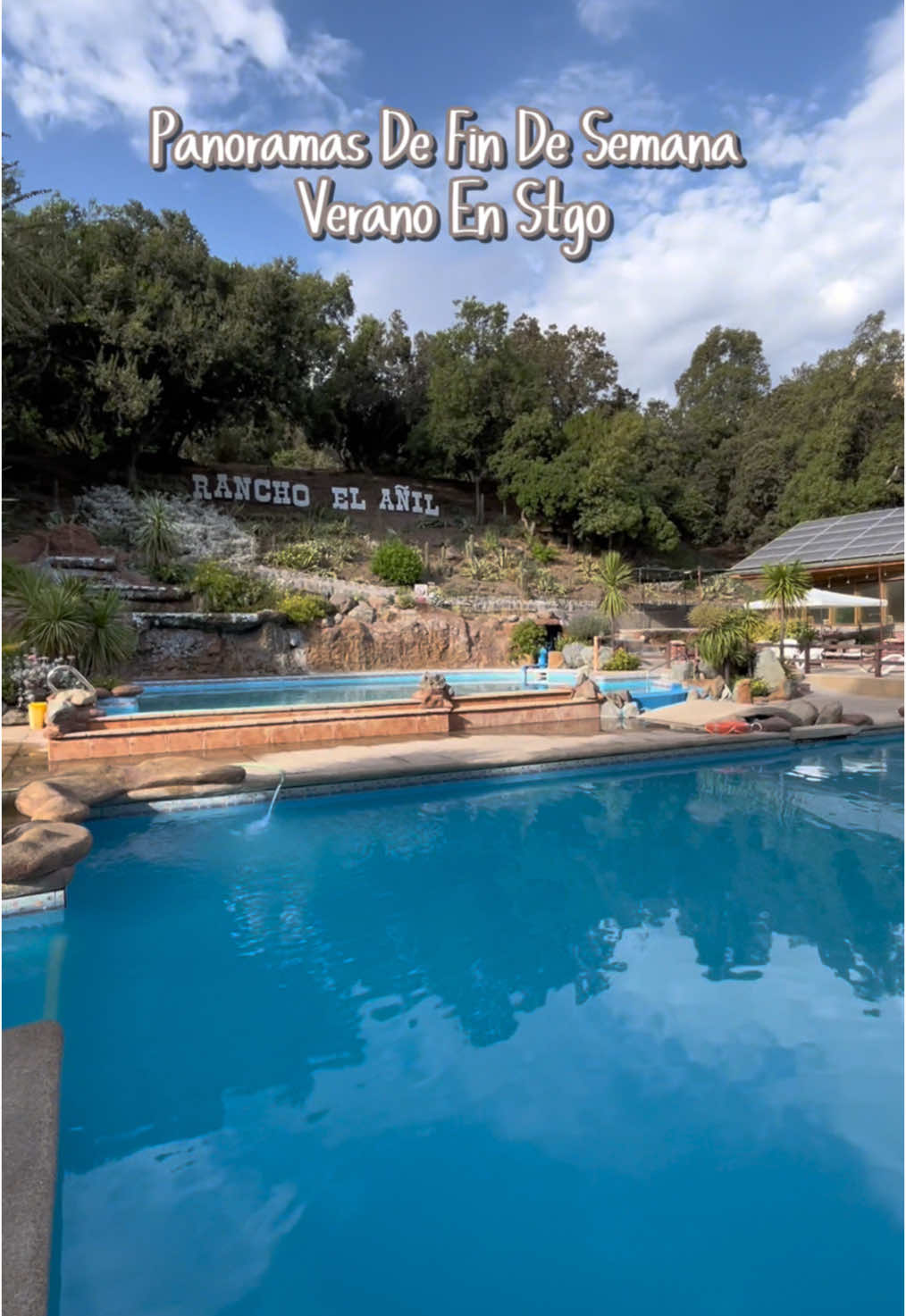Panoramas de fin de semana: Rancho el añil, Cajón del maipo!  📍 Cam. Al Volcán 9716, El Manzano, San José de Maipo. 📌 El valor de la entrada es de $10.000 por persona, niños de tres años en adelante pagan, desde las 11:00 de la mañana hasta las 18:00 horas previa  Incluye: Uso de piscina temperada (con gorra de baño), jacuzzi, hidromasaje, cancha de tenis, mesa de pool, pin pon y tacataca. El almuerzo debe ser en el restaurante a la carta. Para reservar comunicarse al +569 7898 5394 o al email reservas@ranchoelanil.cl . . #cajondelmaipo #panoramasantiago #panoramasensantiago #verano #verano2025 #quehacerensantiago #piscina #sanjosedemaipo #ranchoelañil #ranchoelanil #chile 