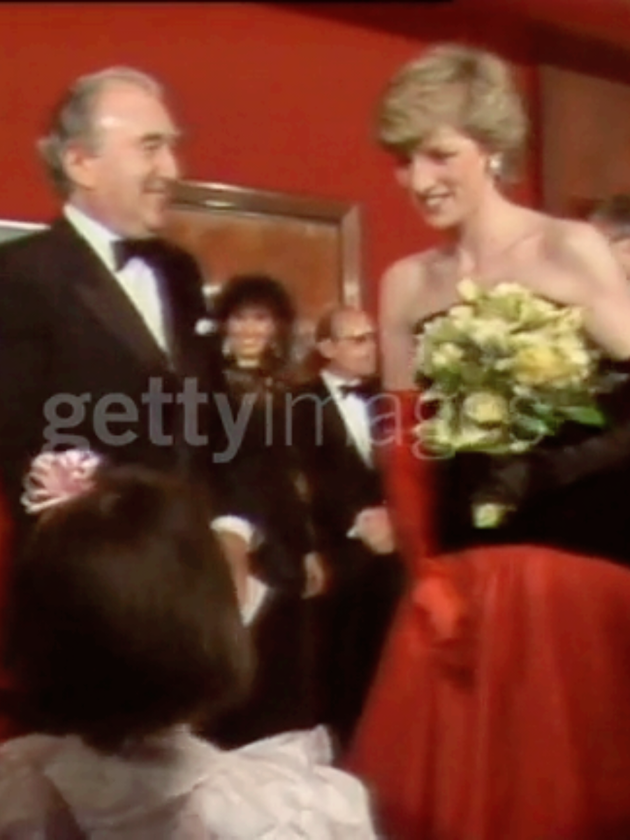 #queenofhearts #ladydiana #ladydi #princessdiana #princessofwales #forpageforyou #thecrown #dianaspencer #forpage_tranding #fortiktok #fortiktokpage #forviral #forviralvideo #forviraltiktok #paravoceforyou #virallvideo #virallvideo_tiktok 