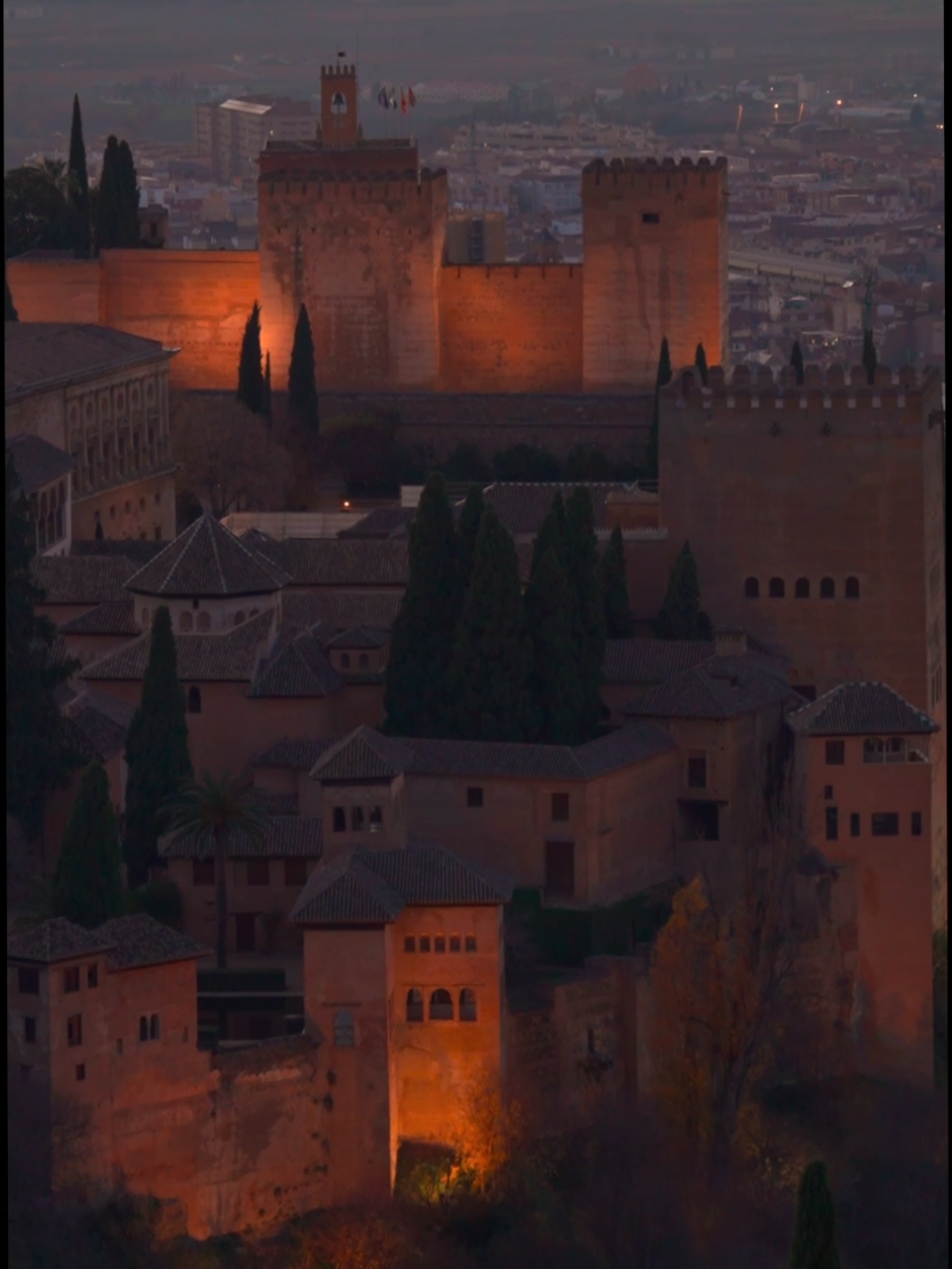 Ver la Alhambra al atardecer, es una cosa que todo el mundo debería disfrutar por lo menos una vez en la vida 🌄 #granada #alhambra #andalucia #nazari #monumental #monumento #atardeceres #albaicin #mirador