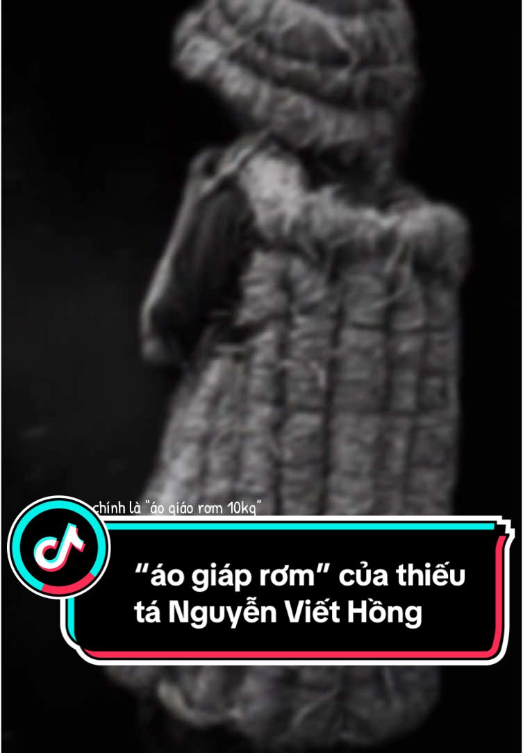 “Áo giáp rơm” của thiếu tá Nguyễn Viết Hồng   “Từ năm 1969 đến năm 1972, khi Mỹ triển khai một loạt biện pháp ngăn chặn nhằm cắt đứt nguồn chi viện từ bên ngoài vào miền Nam, đánh phá hệ thống đường Trường Sơn với những vũ khí hiện đại và mật độ cao... thì người lính trẻ Nguyễn Viết Hồng khi ấy đang là lính công binh thuộc Trung đội 3, Tiểu đoàn 27, Đoàn 559 chiến đấu tại chiến trường Lào.” Trích VTV    Thiếu tá khi ấy vẫn chăng chở cho mình 1 vấn đề mà những người phá bom mìn vẫn dễ mắc phải đó chính là phải làm sao để đảm bảo an toàn cho mình và đồng đội.Có khi đang làm quả bom này thì quả kia phát nổ thì làm sao? Thế là ông đã đề xuất biến rơm thành áo giáp nặng 10kg,mũ thì to và dày như mũ bảo hiểm còn áo giáp thì được bện từ cổ đến đầu gối    Tuy không đẹp nhưng lại tránh được sát thương do mảnh kim loại găm vào người tránh nguy hiển cho người lính công binh  Với những chiến công của mình, Thiếu tá Nguyễn Viết Hồng đã 3 lần được tặng Huân chương chiến công, 10 lần nhận danh hiệu chiến sĩ thi đua. Năm 1973, Thiếu tá Nguyễn Viết Hồng được Đảng và Nhà nước phong tặng danh hiệu Anh hùng Lực lượng Vũ trang Nhân dân. Khi đó ông mới 28 tuổi, mang hàm Trung sĩ.  Nguồn: VTV #lichsuvietnam_tv #lichsuvietnam🇻🇳🇻🇳🇻🇳🥰🥰🥰 #vietnamanhhung3004 #NhanVatChinh #chientranhvietnam #trending #xuhuongtiktok #lichsuquandan_vietnam 