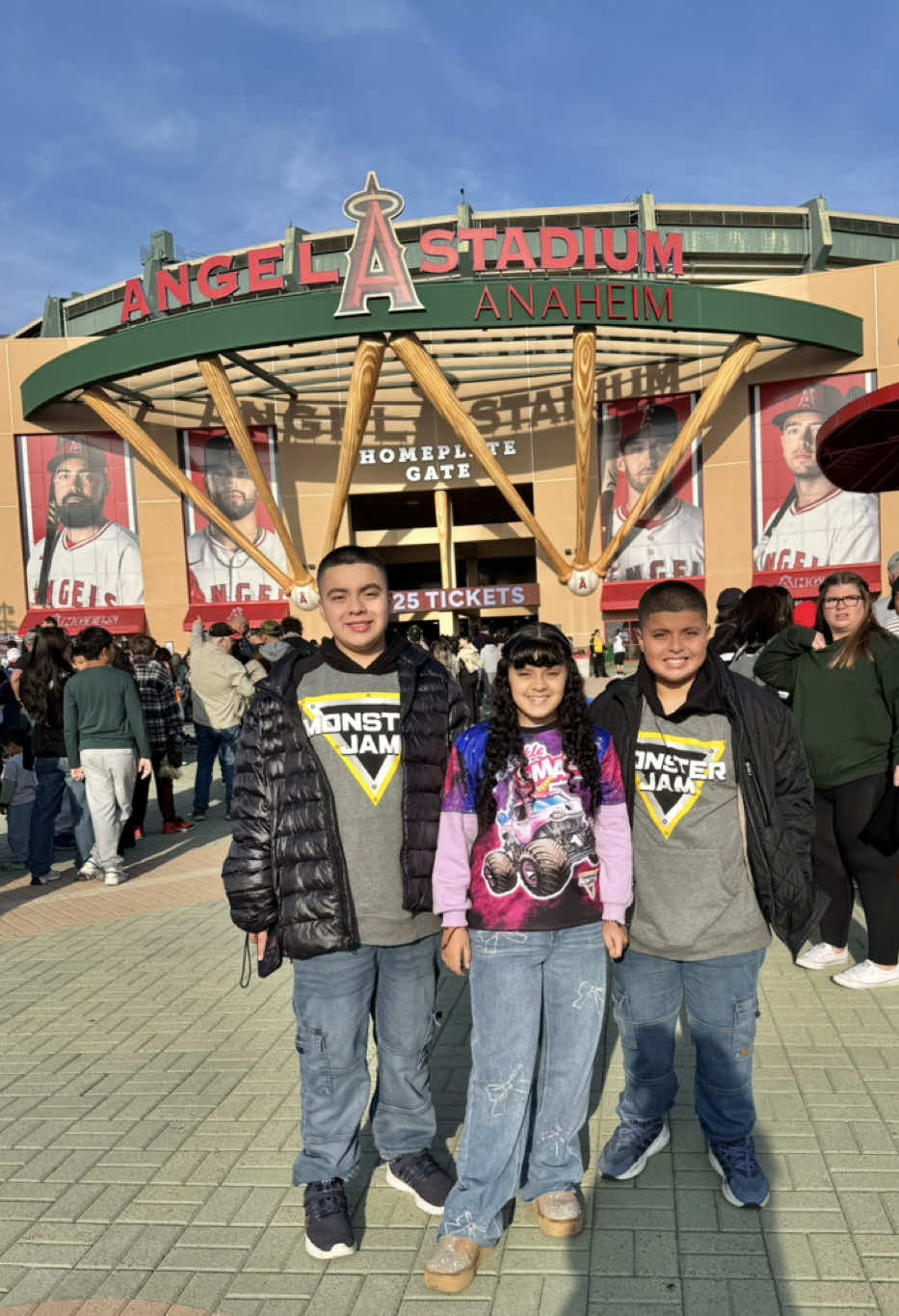 Us every time we see bubbles 🫧 look it’s Glinda!  Wicked on our mind 24/7 🫧🫧🫧🫧🫧   @Visit Anaheim @Monster Jam @Wicked Movie @Wicked The Soundtrack   #monsterjam #pitparty #Anaheim #angelstadium #sparklesmash #sonovadigger #eltoroloco #gravedigger #wicked #glinda 