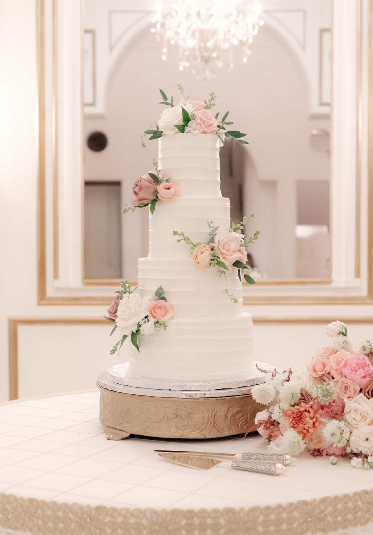 Ever wonder how caterers cut wedding cake? No? Cool, now you’ll never have to! 😉 #houstonweddingplanner #weddingtiktok #weddingplanner #weddingplanning #weddingcake 