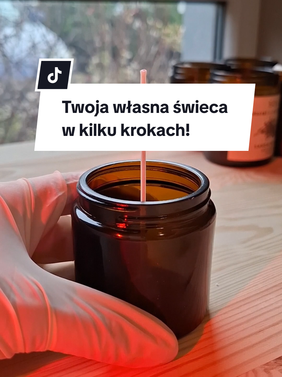 Marzysz o stworzeniu swojej własnej świecy sojowej? 🕯️  Wszystko, czego potrzebujesz, znajdziesz w moim zestawie DIY – od wosku, przez olejki zapachowe, po knoty i szklany pojemnik. 🎁 Dołączam też dokładną instrukcję, dzięki której zrobienie świecy stanie się proste i przyjemne! A jeśli chcesz zgłębić temat jeszcze bardziej, sięgnij po mój e-book o podstawach tworzenia świec sojowych, w którym znajdziesz praktyczne wskazówki i triki na każdy etap pracy. 📚✨ #produkcjaświec#świecesojowe 