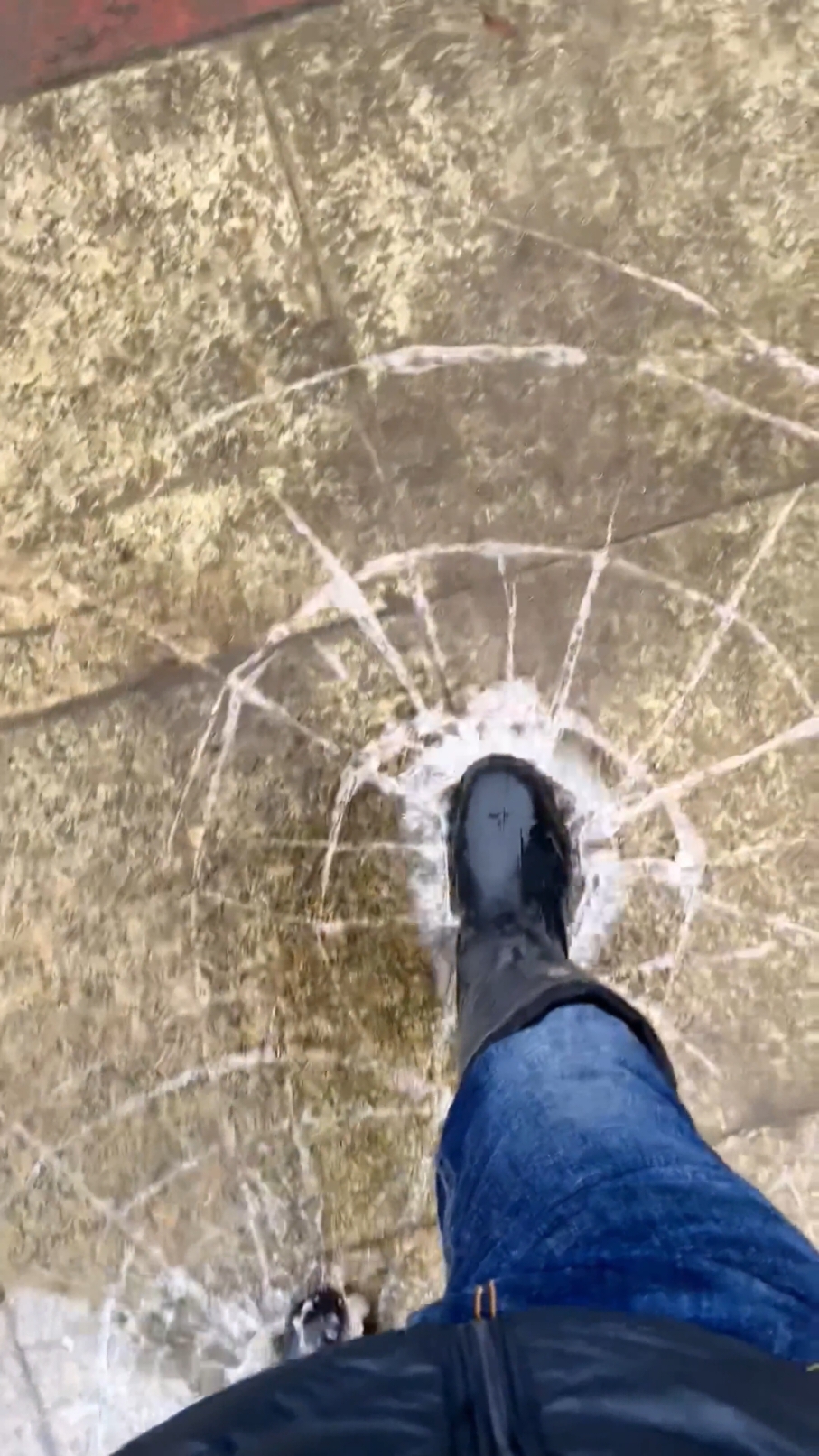 ice 🥶 #satisfying #asmr #ice #oddlysatisfying #fyp 