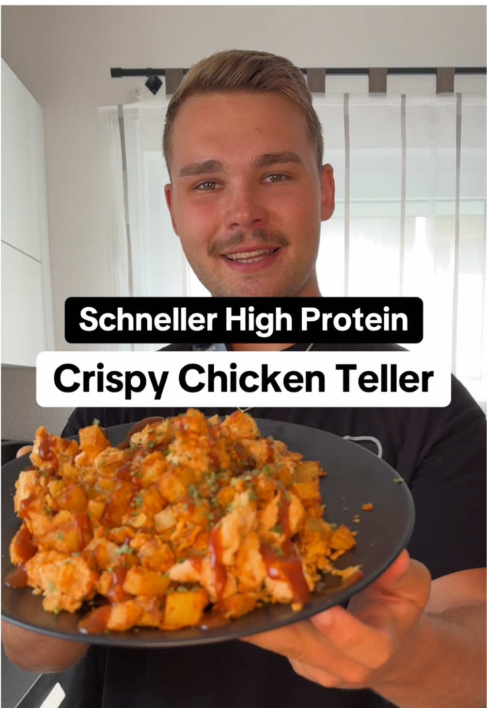 105g Eiweiß - CRISPY CHICKEN TELLER 🍗🔥- Tag 7/31  Teile das Rezept mit deinen Freunden & Speicher es dir direkt ab, damit du es später nicht suchen musst 💾 Proteinreich ✅ Schnell & Einfach ✅ Kalorienarm ✅ Perfekt nach dem Training/Zum Feierabend ✅ 🔹Nährwerte (1 Portion): 560 kcal  53g Eiweiß  65g KH 6g Fett Perfekt wenn du 2025 Abnehmen und Muskeln aufbauen willst 💪🏼✅ 🔹Zutaten (2 Portionen): - 600g Kartoffeln roh - Ölspray + Paprikapulver - 400g Hühnchen  - 40ml Cremfine  - 30g ESN Light Curry Ketchup - 50g Cornflakes  #highprotein #highproteinchicken #crispychicken #fitnessrezept #abnehmrezepte #gymfood 