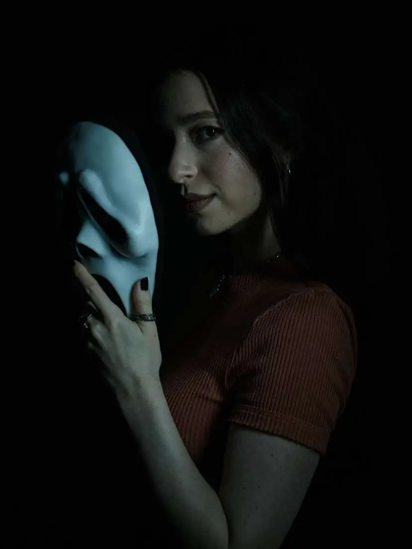 Novas fotos de Mikey Madison como Amber Freeman em 'Pânico' (2022). #mikeymadison #scream #ghostface