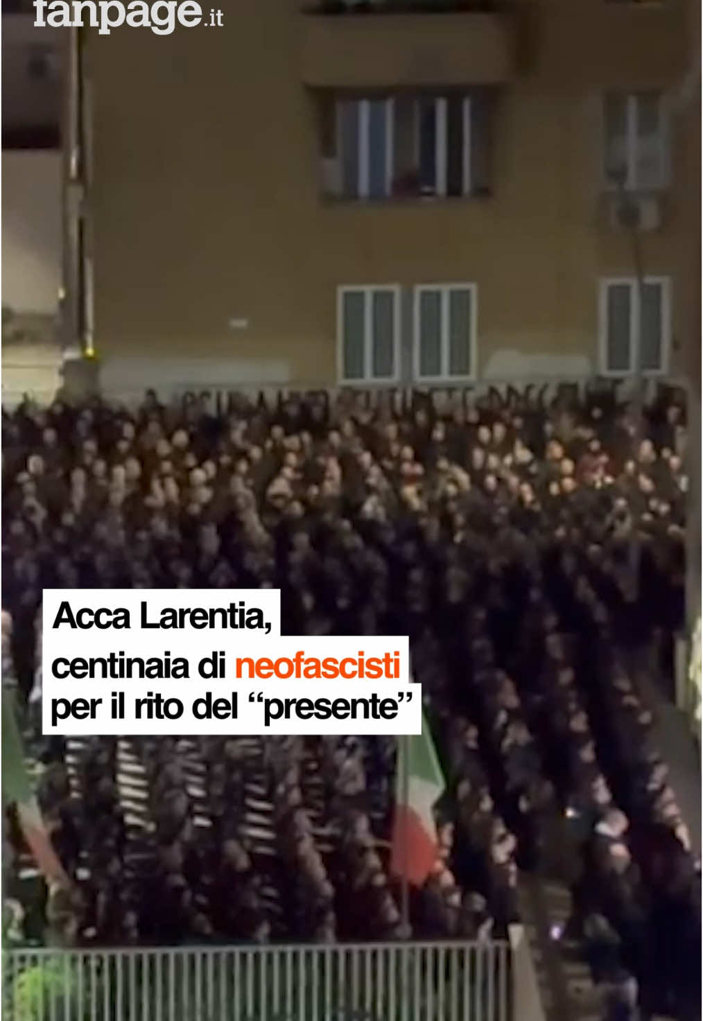 Sono centinaia i neofascisti che, nel pomeriggio di oggi, si sono recati davanti la storica sezione del Movimento sociale italiano in via Acca Larentia per commemorare – a 42 anni dagli omicidi – Franco Bigonzetti, Francesco Ciavatta e Stefano Recchioni. Un appuntamento annuale per l'estrema destra, che mette in scena il rito del ‘presente' per i ‘camerati caduti', tra saluti romani che ogni anno non smettono di scatenare polemiche.