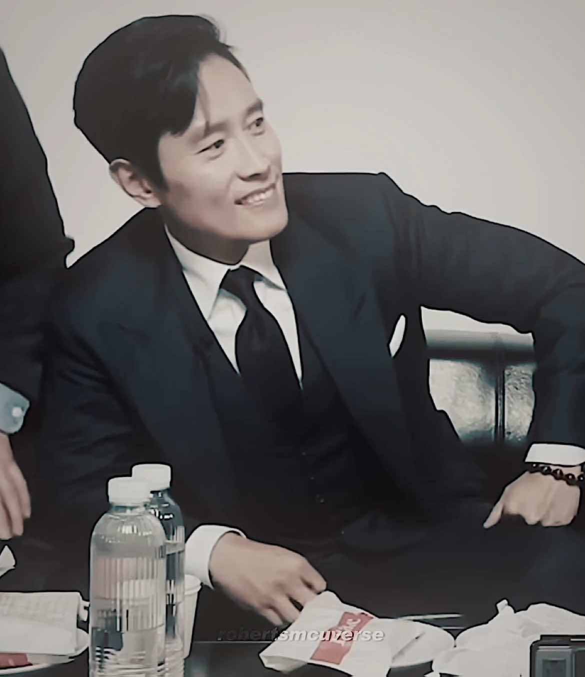 he’s so unreal #foryou #fyp #leebyunghun #leebyunghunedit #hwanginho #hwanginhoedit #squidgameseason2edit #squidgame #fy #foryoupage #viral #frontman #frontmanedit #squidgameedit #leebyunghun90s 