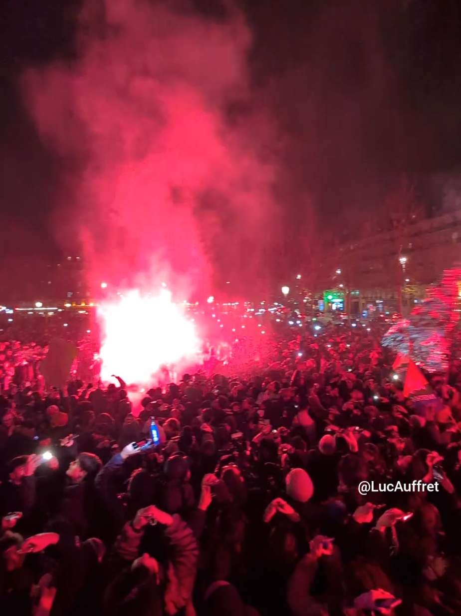 Fête géante à Paris sur la place de la République pour célébrer la mort de Jean-Marie Le Pen. #Lepen #jeanmarielepen #rassemblementnational #Paris #France 