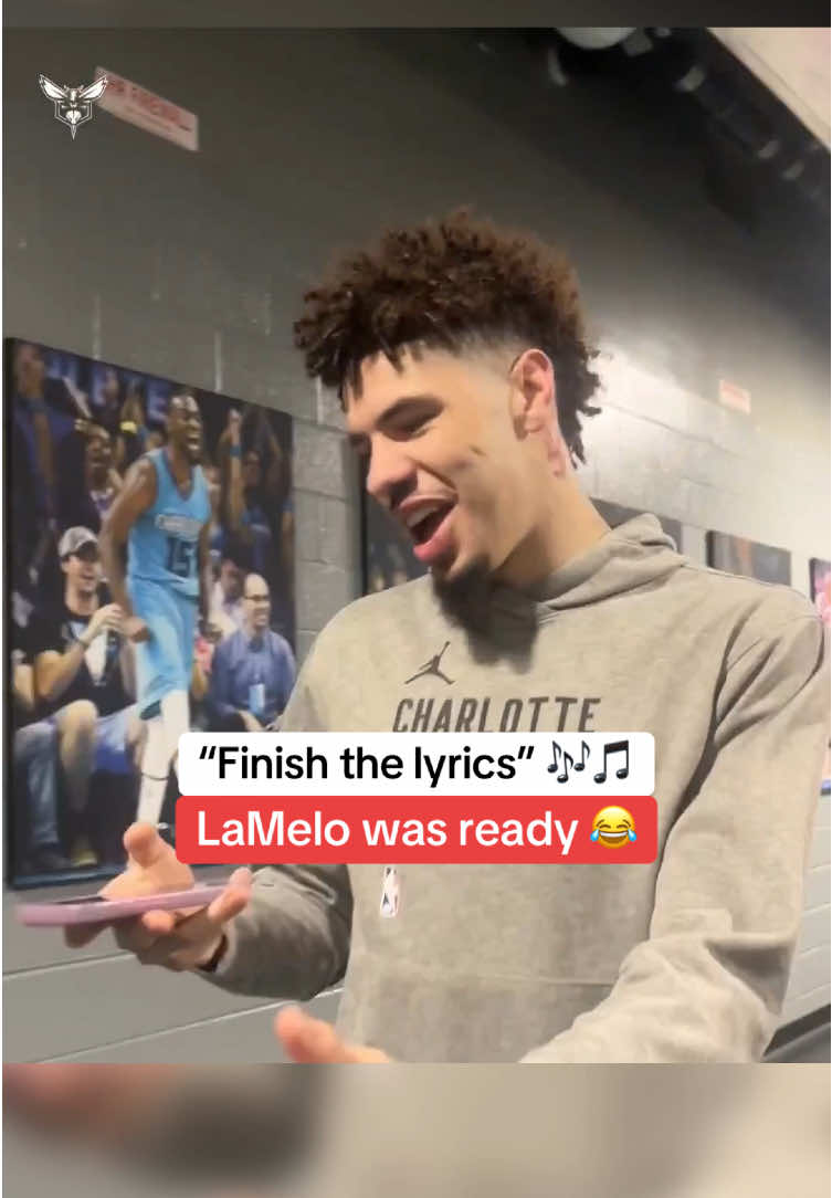 Everyone knows the the lyrics to new LiAngelo Ball song. 🎵😂 (via @Charlotte Hornets) #liangeloball #charlottehornets #NBA #lameloball #ballfamily #basketball 